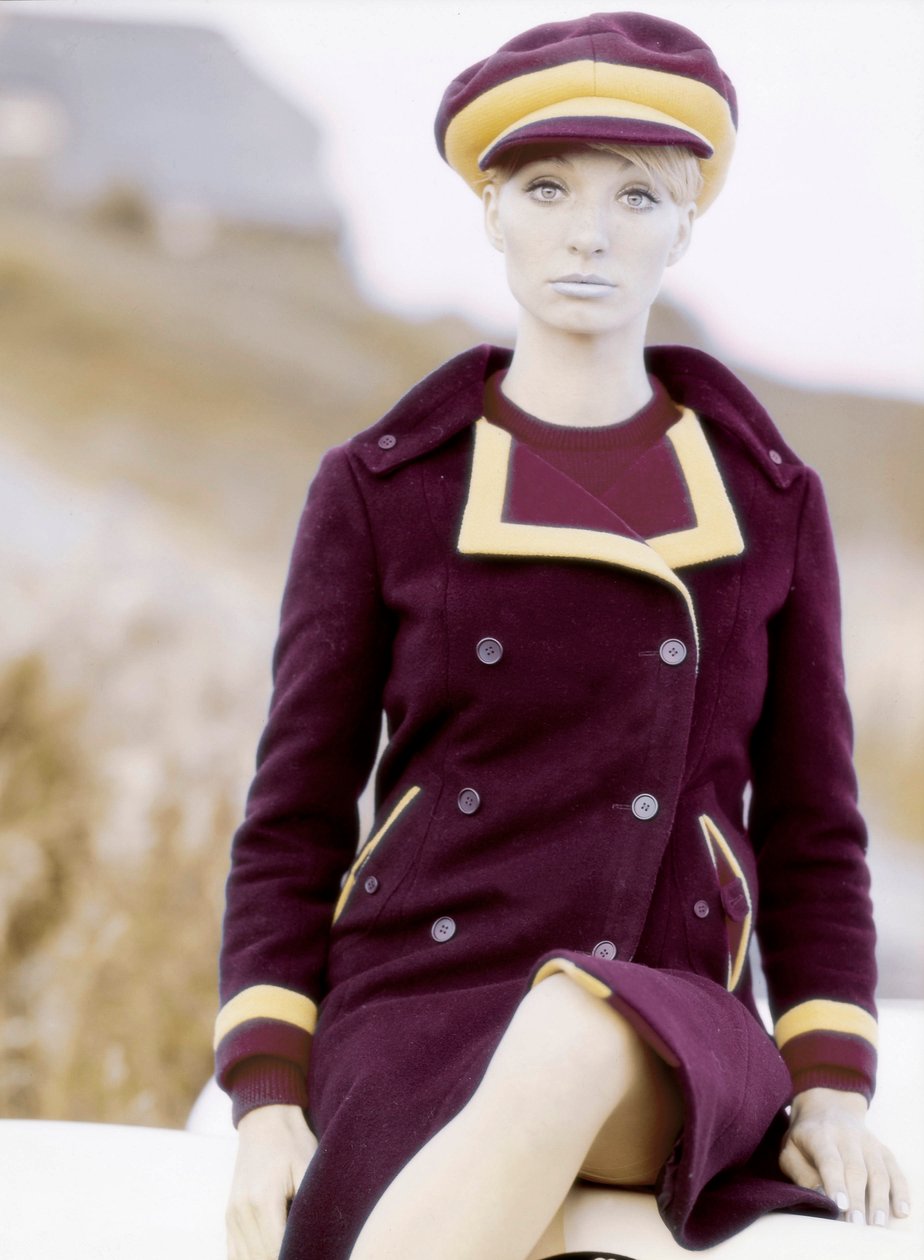 Fashion: young woman wearing a cap and a coat, late 1960s-early 1970s (photo) 作者 不明
