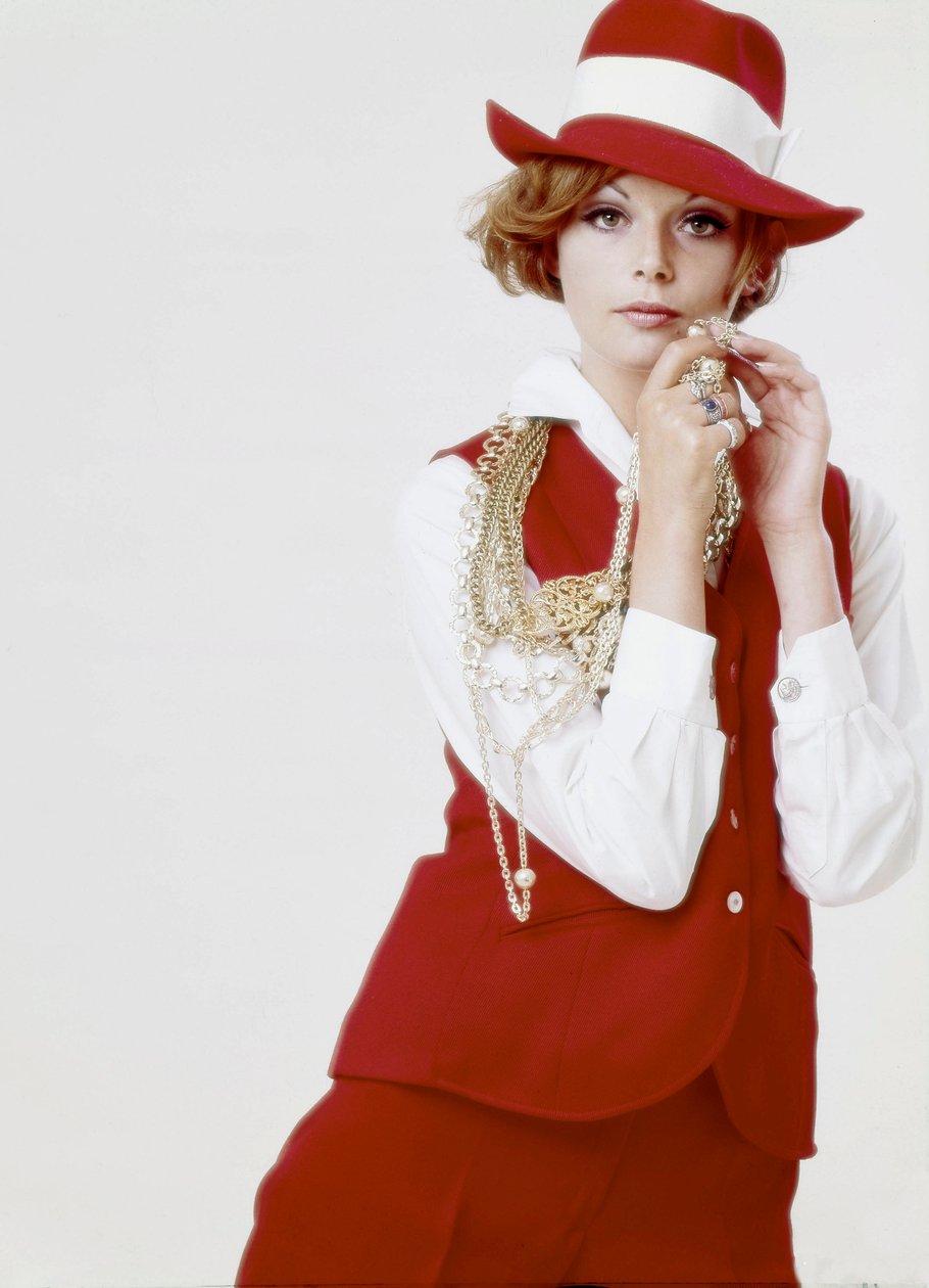 Fashion: young woman wearing a red hat and outfit, late 1960s (photo) 作者 不明