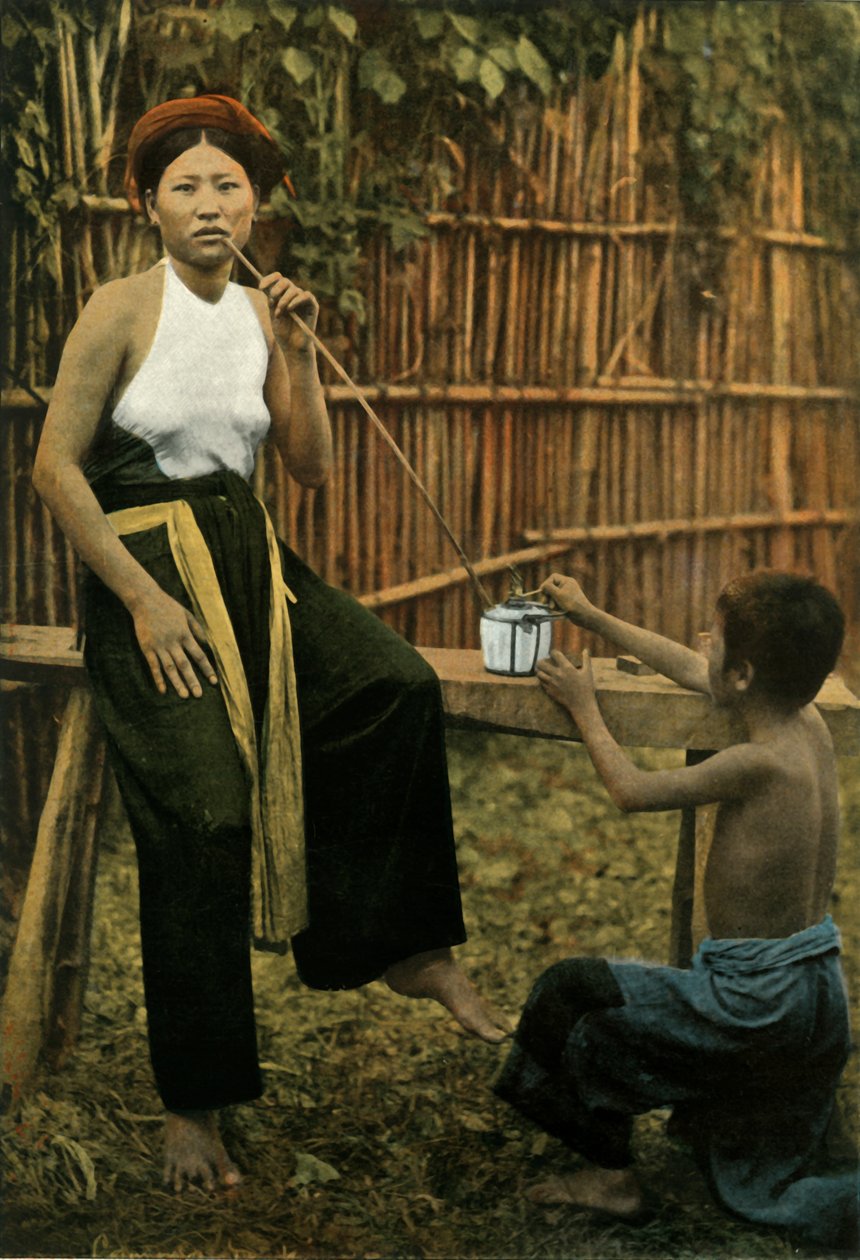 Femme Fumant De Lopium，《女性吸烟鸦片》，1900年。 作者 不明