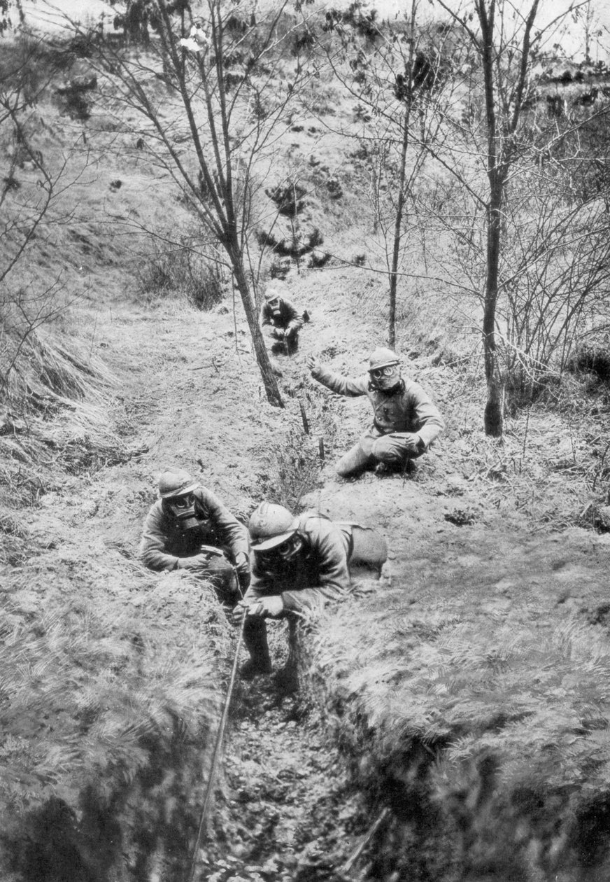 1918年轰炸后，防毒面具的装甲工兵重新铺设电话线 作者 不明