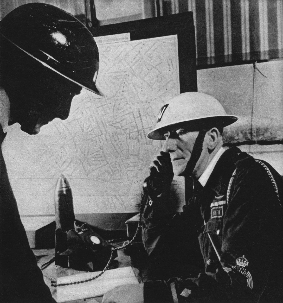 1941年1942年的闪电战期间向伦敦控制中心报告了5万起事件 作者 不明
