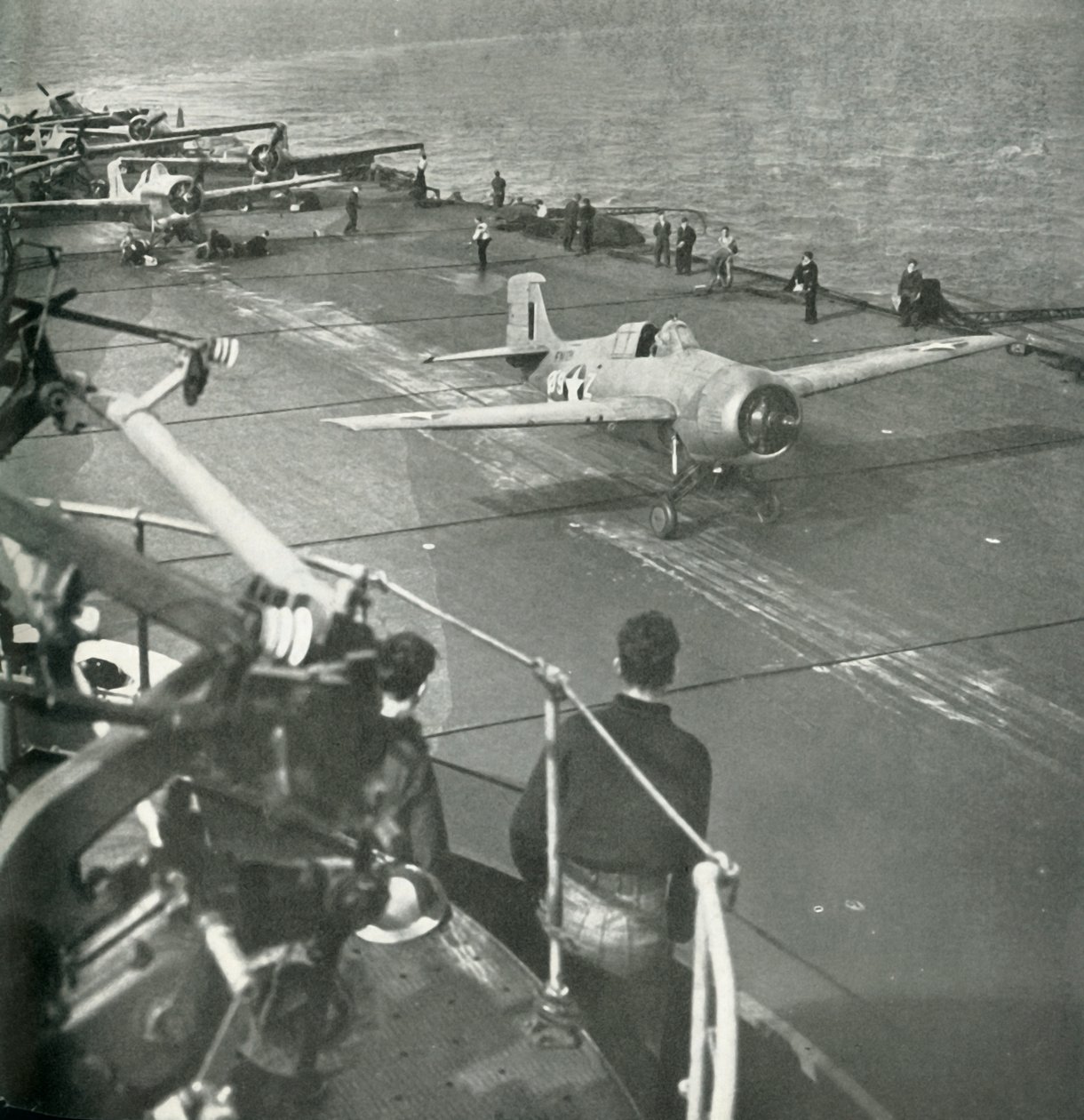 第二次世界大战，c1943年，一艘航空母舰上的战斗机。 作者 不明