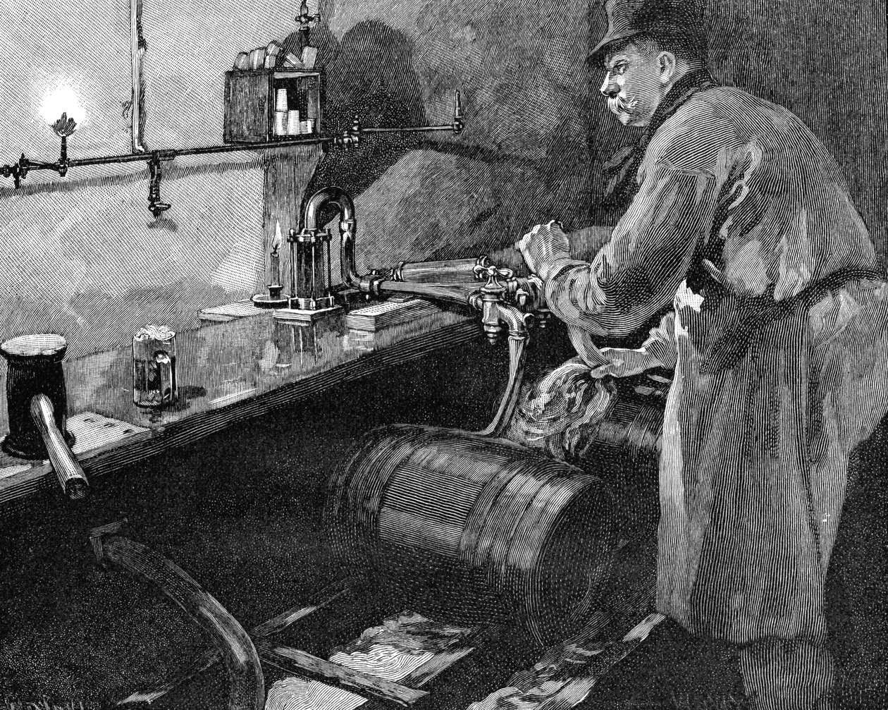 1885年，在一家美国啤酒厂中灌装啤酒桶 作者 不明