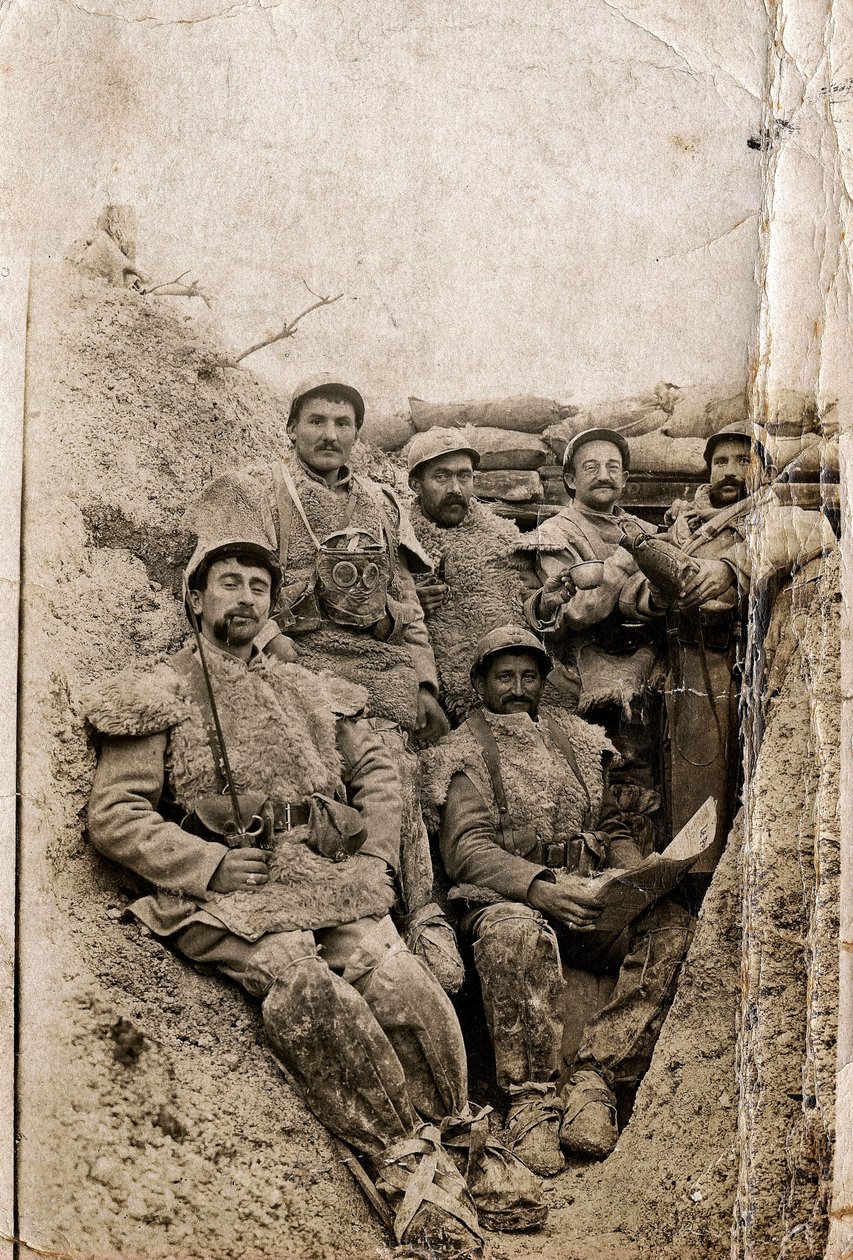第一次世界大战（1914-1918年）：1916-1917年，身着冬装的毛头士兵在战壕里。他们穿着羊皮夹克，戴着防毒面具。 作者 不明
