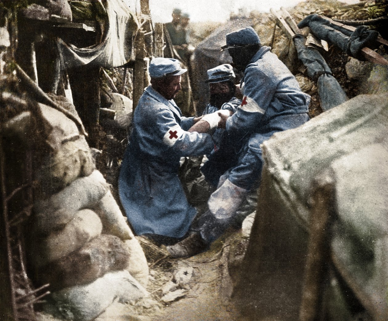 1915年在法国一条战es中对一名受伤男子的急救 作者 不明