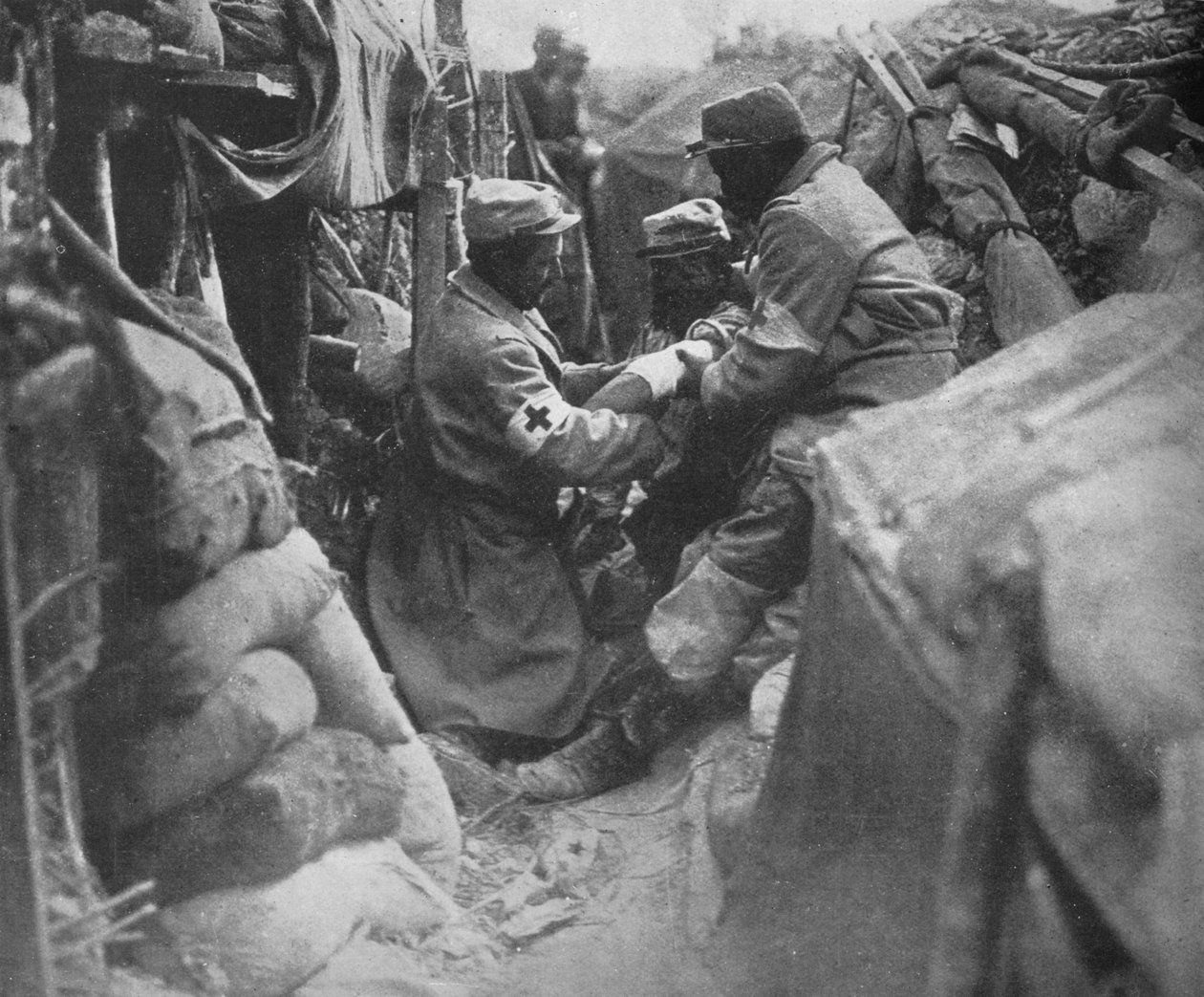 1915年在法国一条战es中对一名受伤男子的急救 作者 不明