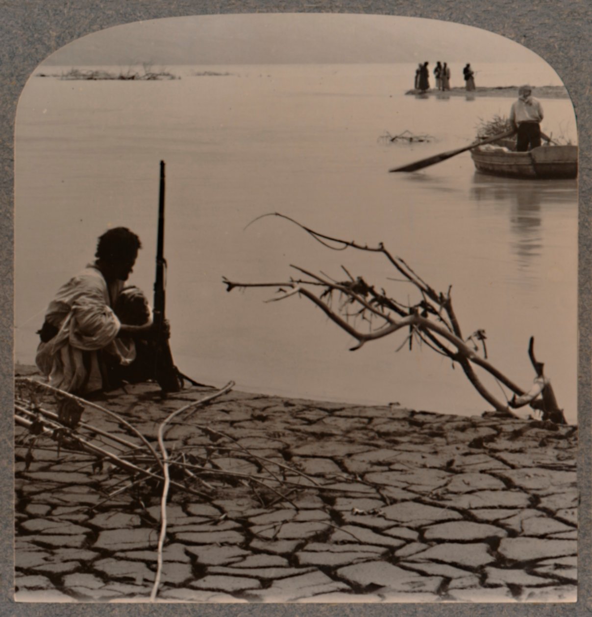 死海渔民：在岸上显示裂缝，c1900 作者 不明