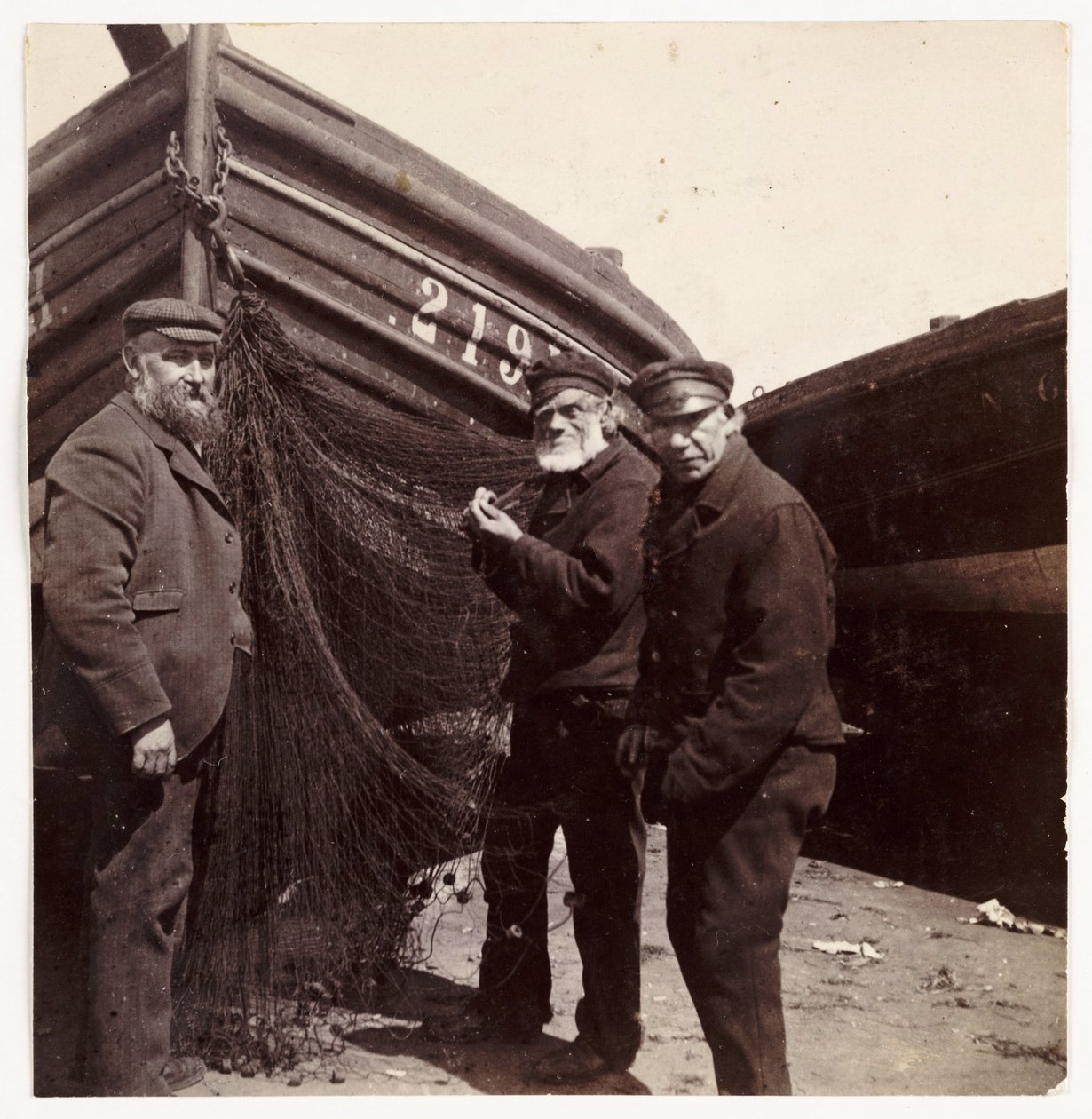 Fishermen standing by a net, c 1905 作者 不明