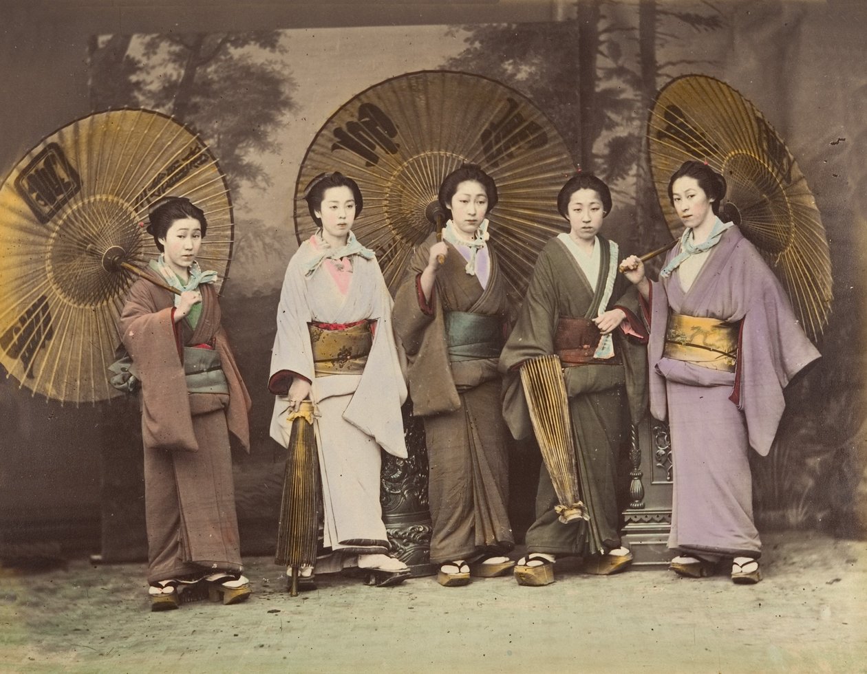 [五位身着传统服饰、打着遮阳伞的日本妇女]，1870年代。 作者 不明