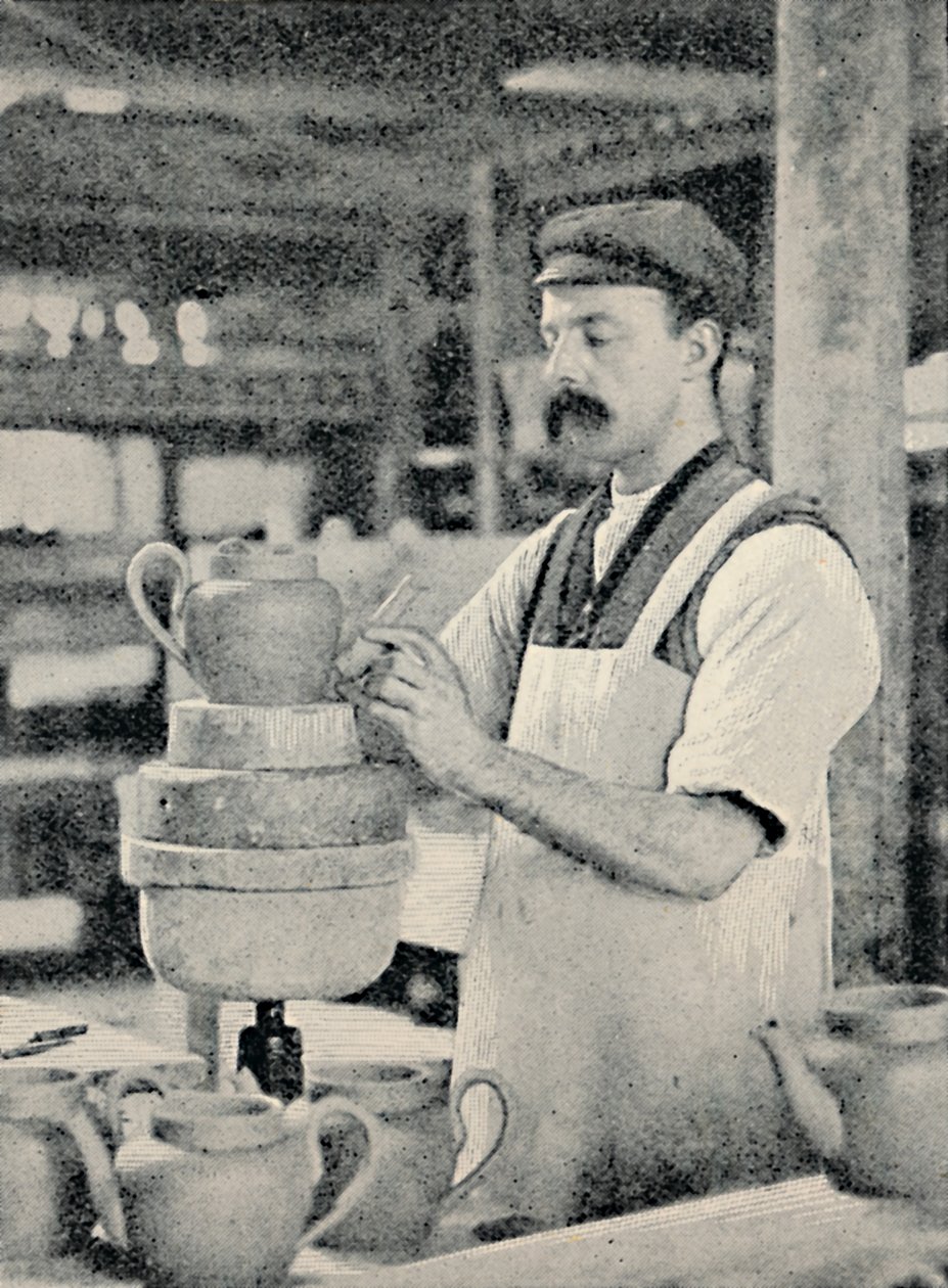 将壶嘴固定在茶壶上，c1917 作者 不明