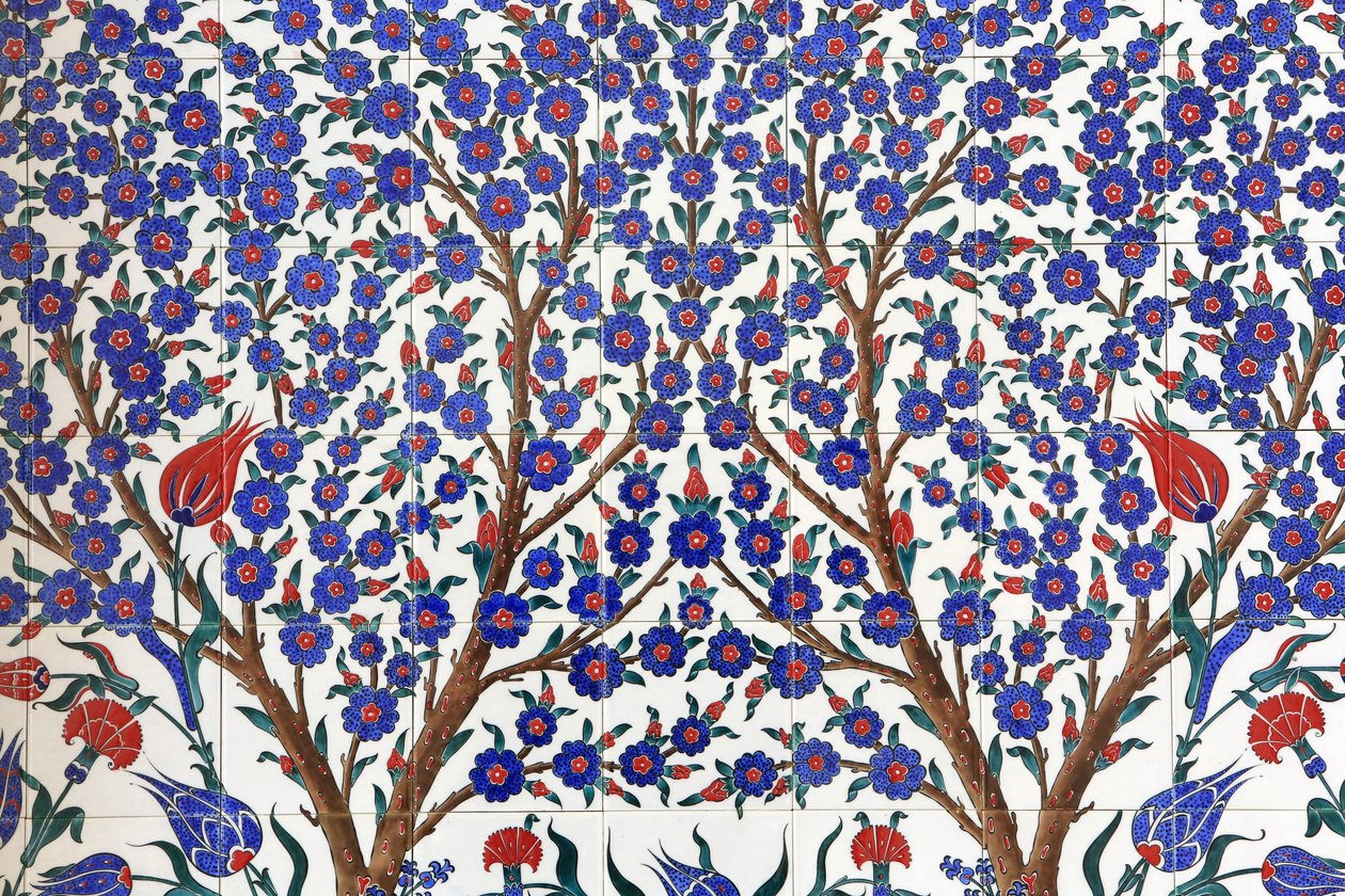 Flowers. One of the 80 Iznikpanels - highly decorated ceramic tiles popular in the 16th century - which feature distinctly in Istanbuls imperial and religious buildings. Sheikh Zayed Mosque. 1995. Emirate of Abu Dhabi 作者 不明