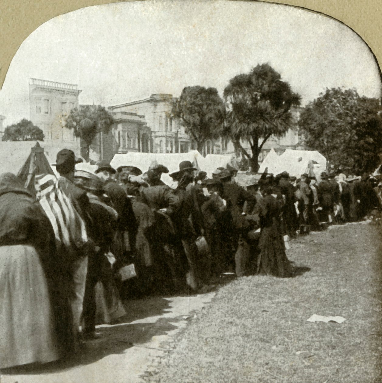 1906年在杰斐逊广场形成面包生产线。 作者 不明