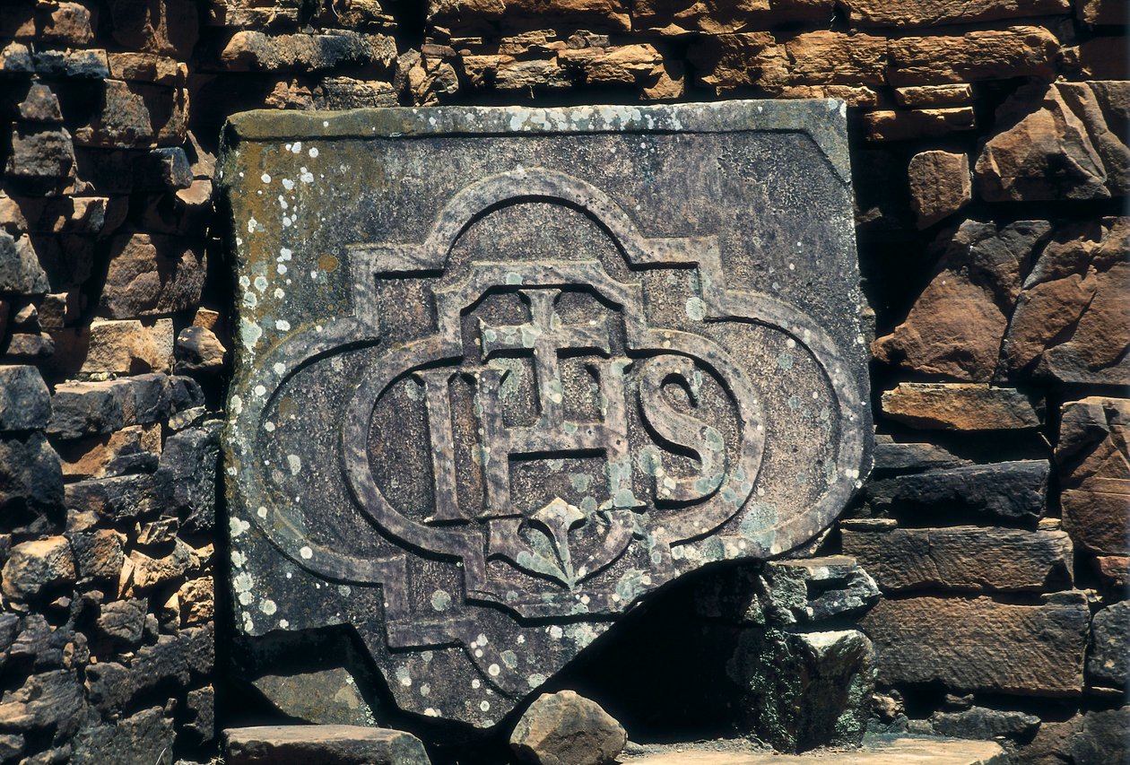 Franco-maconic symbol and initials of Christ engraved on a stone, site of the Jesuit missions of San Ignacio Mini in Argentina, established in 1611 (stone) 作者 不明