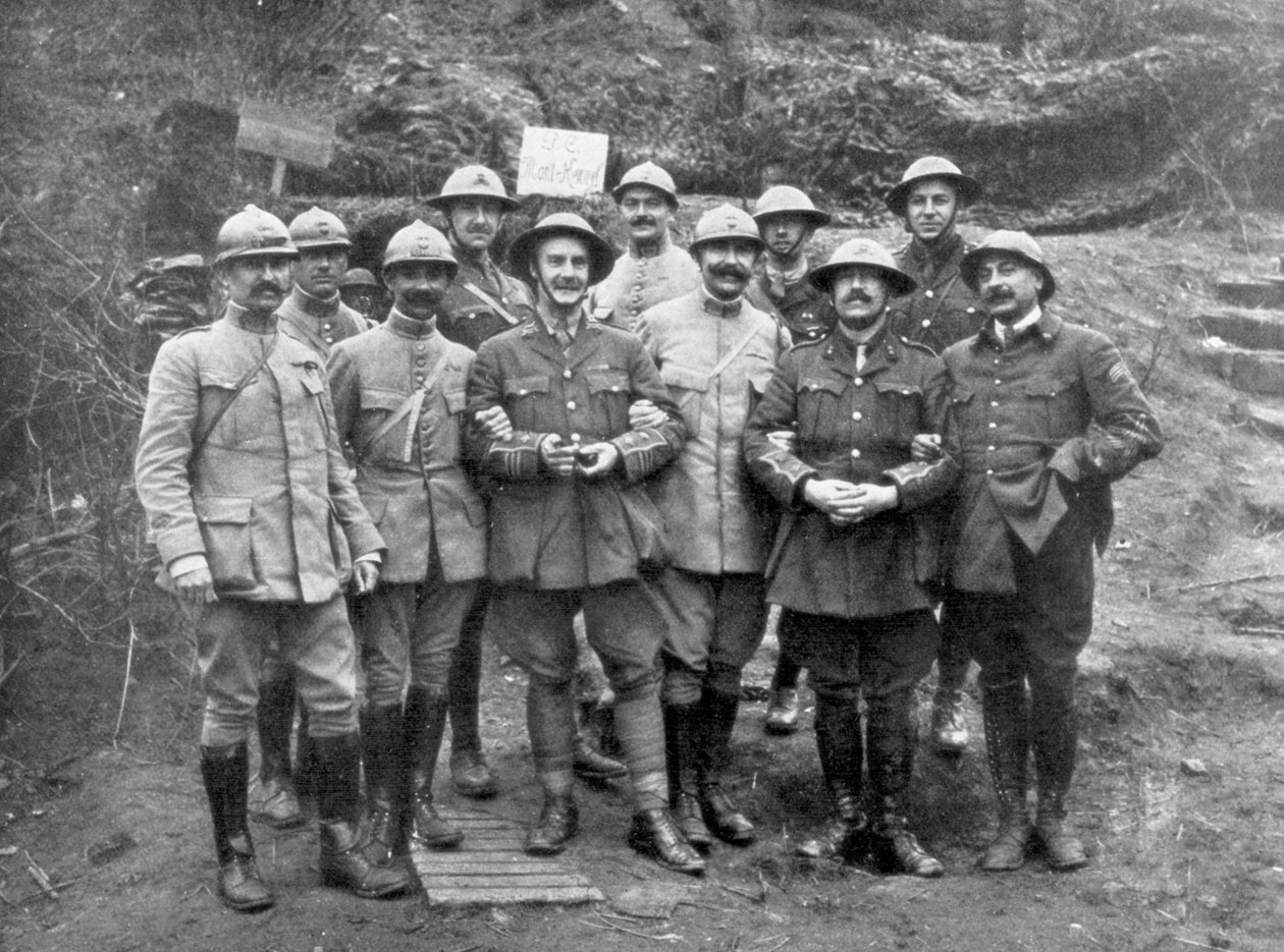 1918年4月，比利时伊普尔附近的凯梅尔山的法国和英国军官 作者 不明