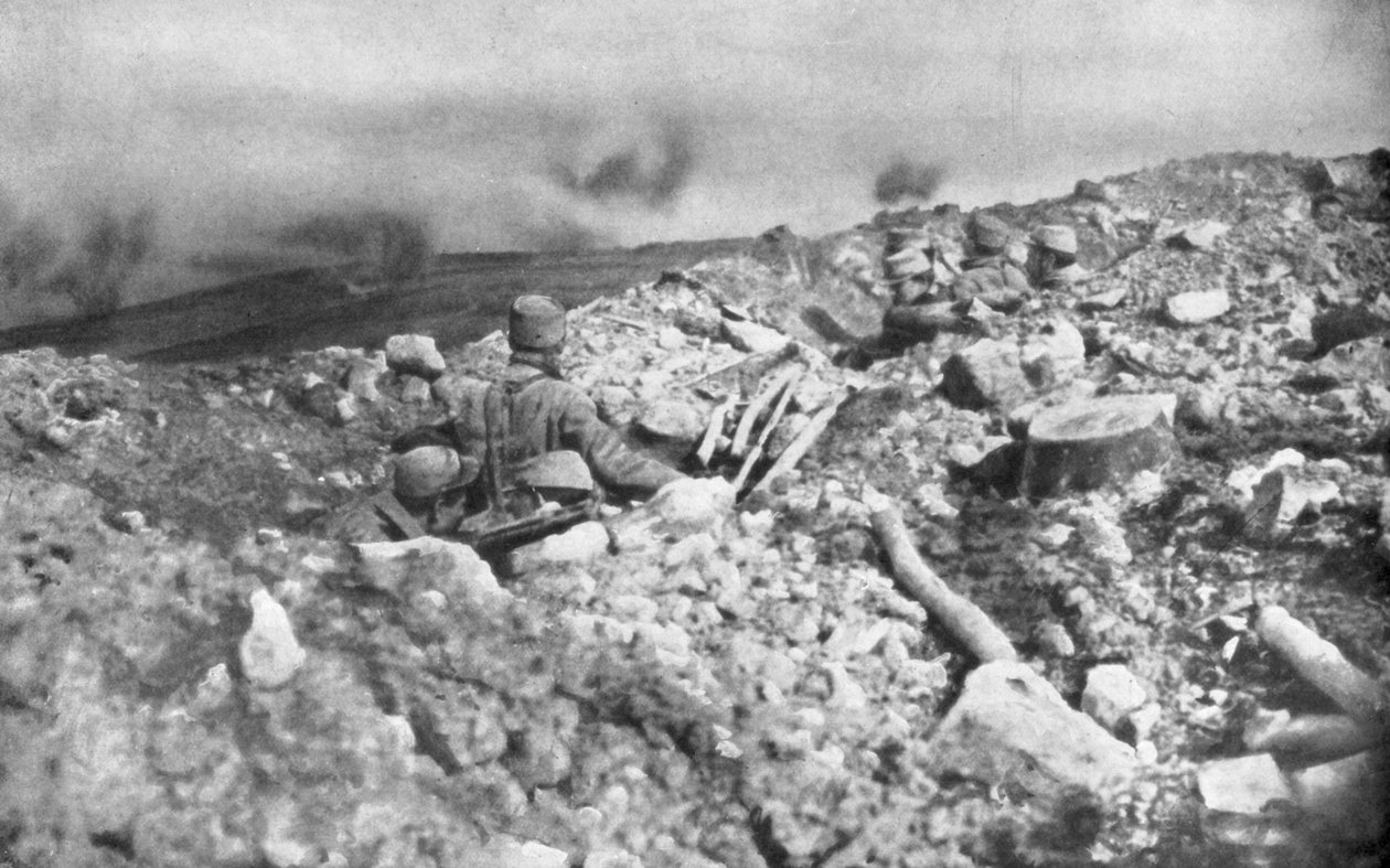 1915年8月2日，法国对凡尔登附近的Eparges山脊发起法国大炮袭击 作者 不明