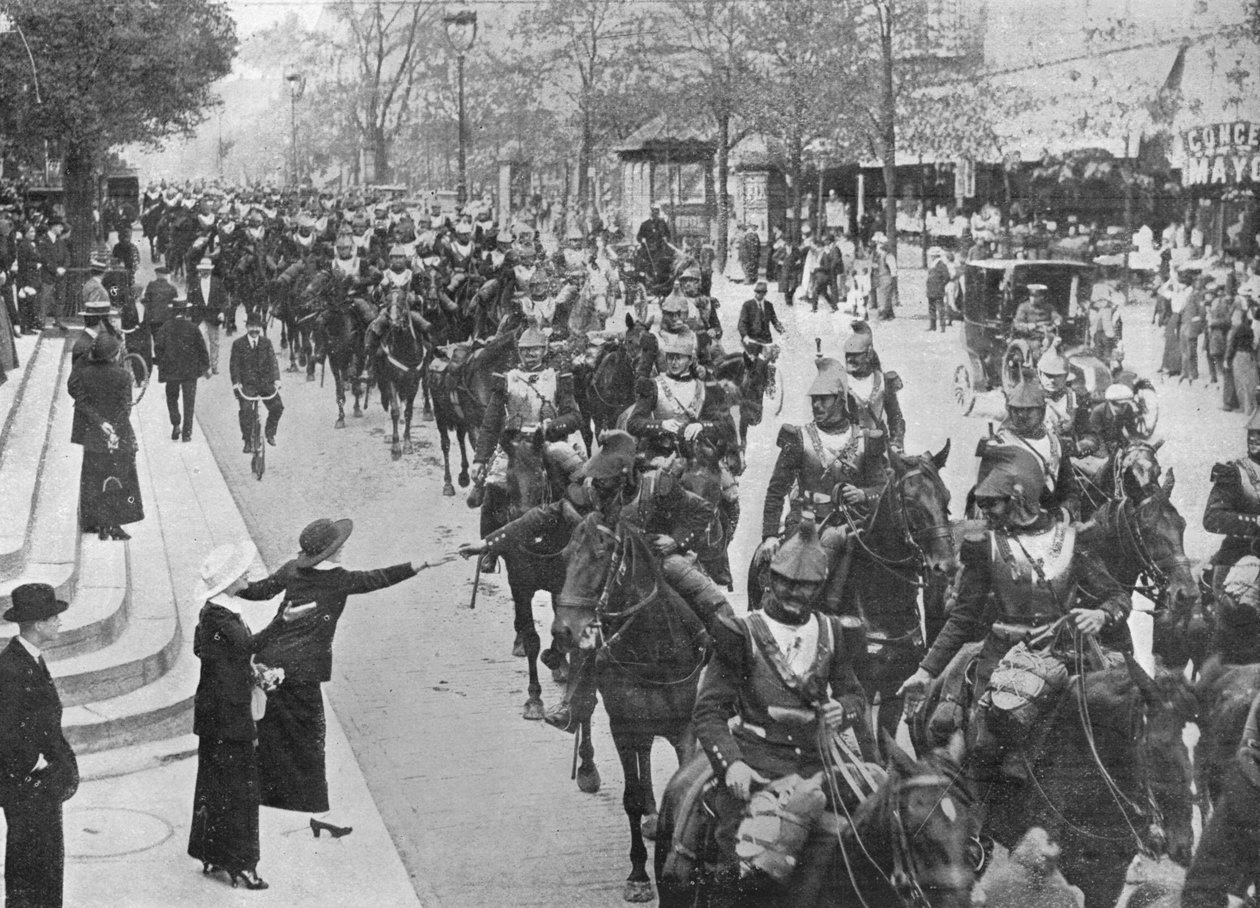 1914年，法国胸甲骑师在前街上穿越巴黎的街道 作者 不明