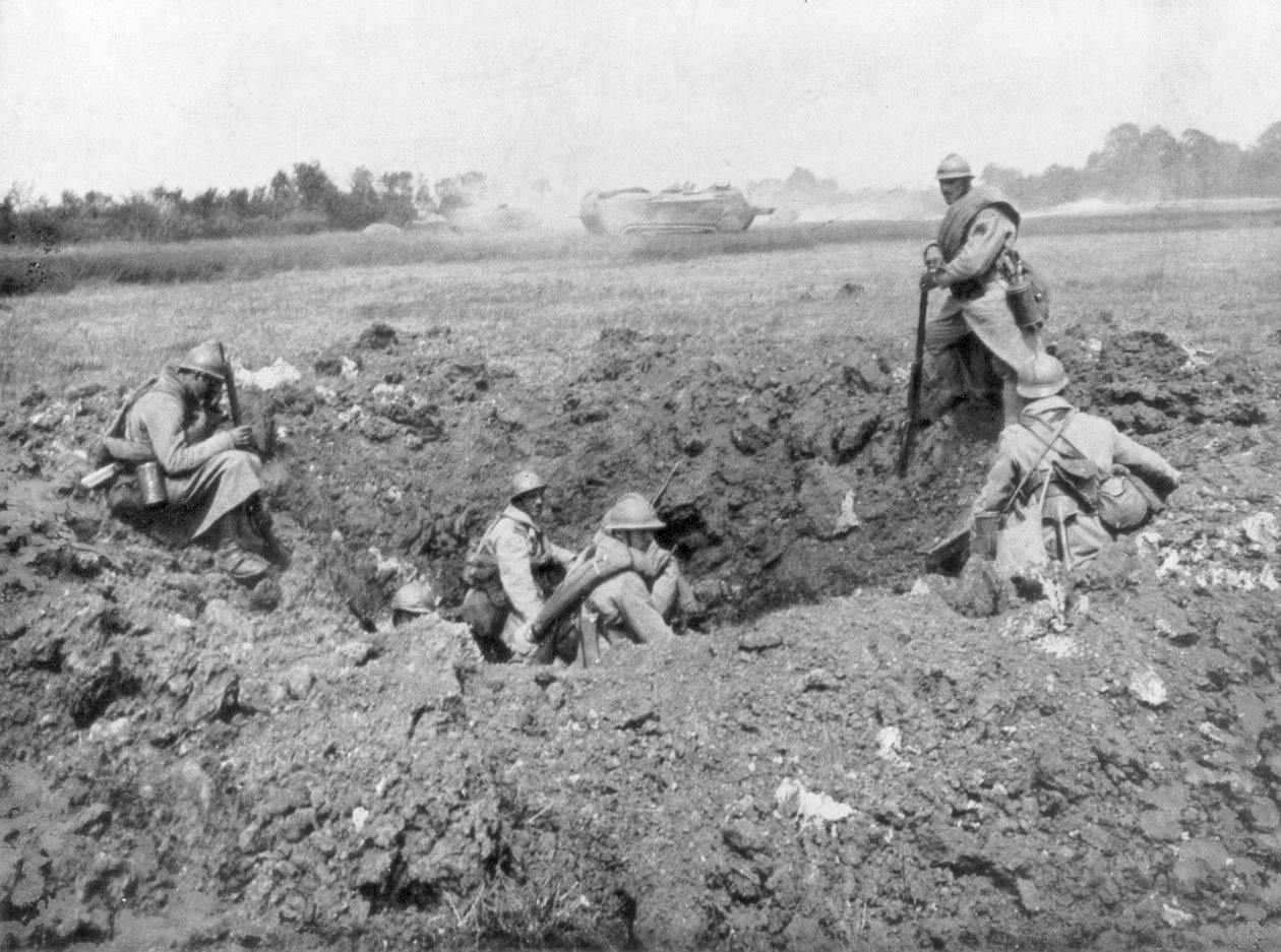 1918年6月11日，法国Chemin des Dames，一个步兵在一个贝壳洞中休息 作者 不明