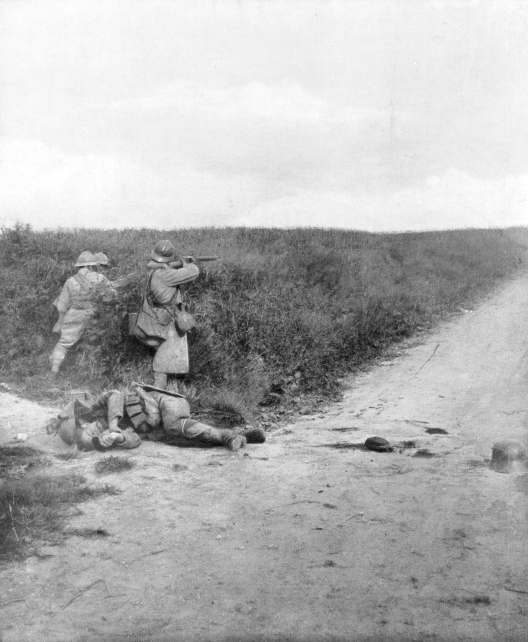 1918年6月9日，法国蒙蒂迪尔东南部的库尔塞勒斯，法国机枪手扫路 作者 不明