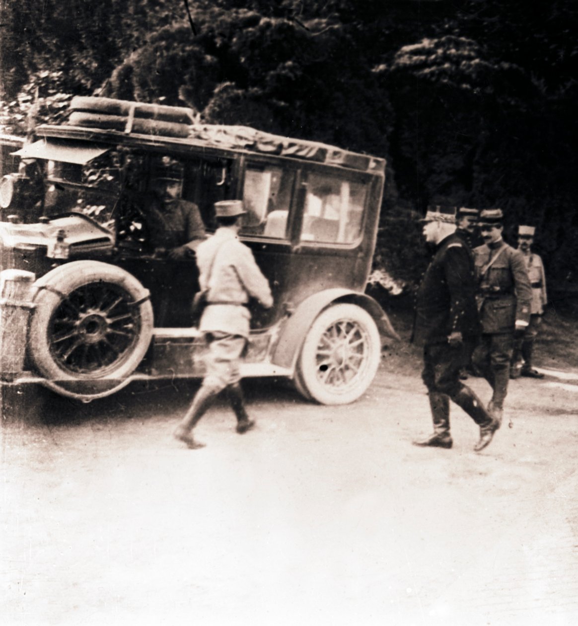 法国军官和车辆，c1914-c1918。 作者 不明