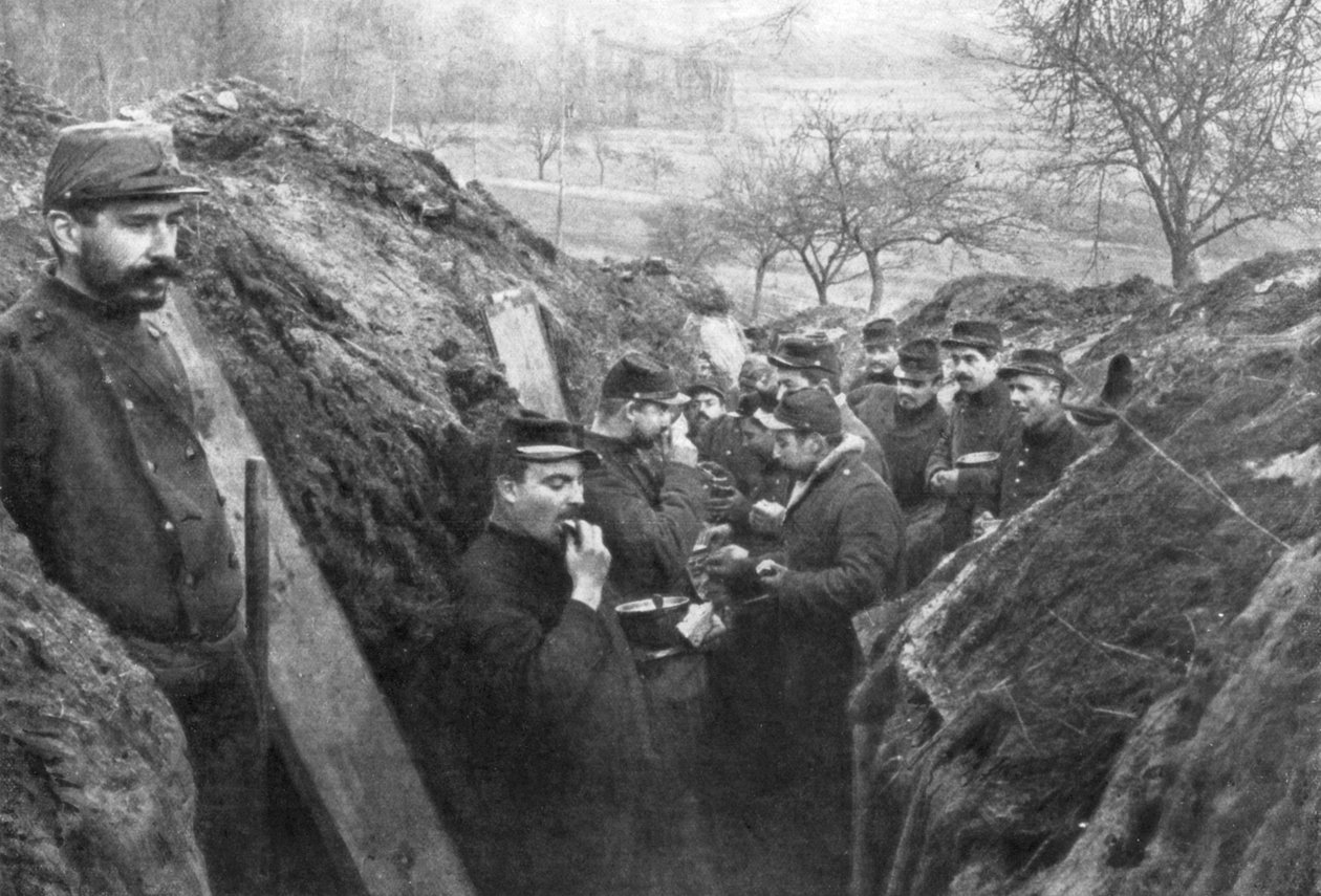 1915年法国，在战es中的法国士兵吃口粮 作者 不明