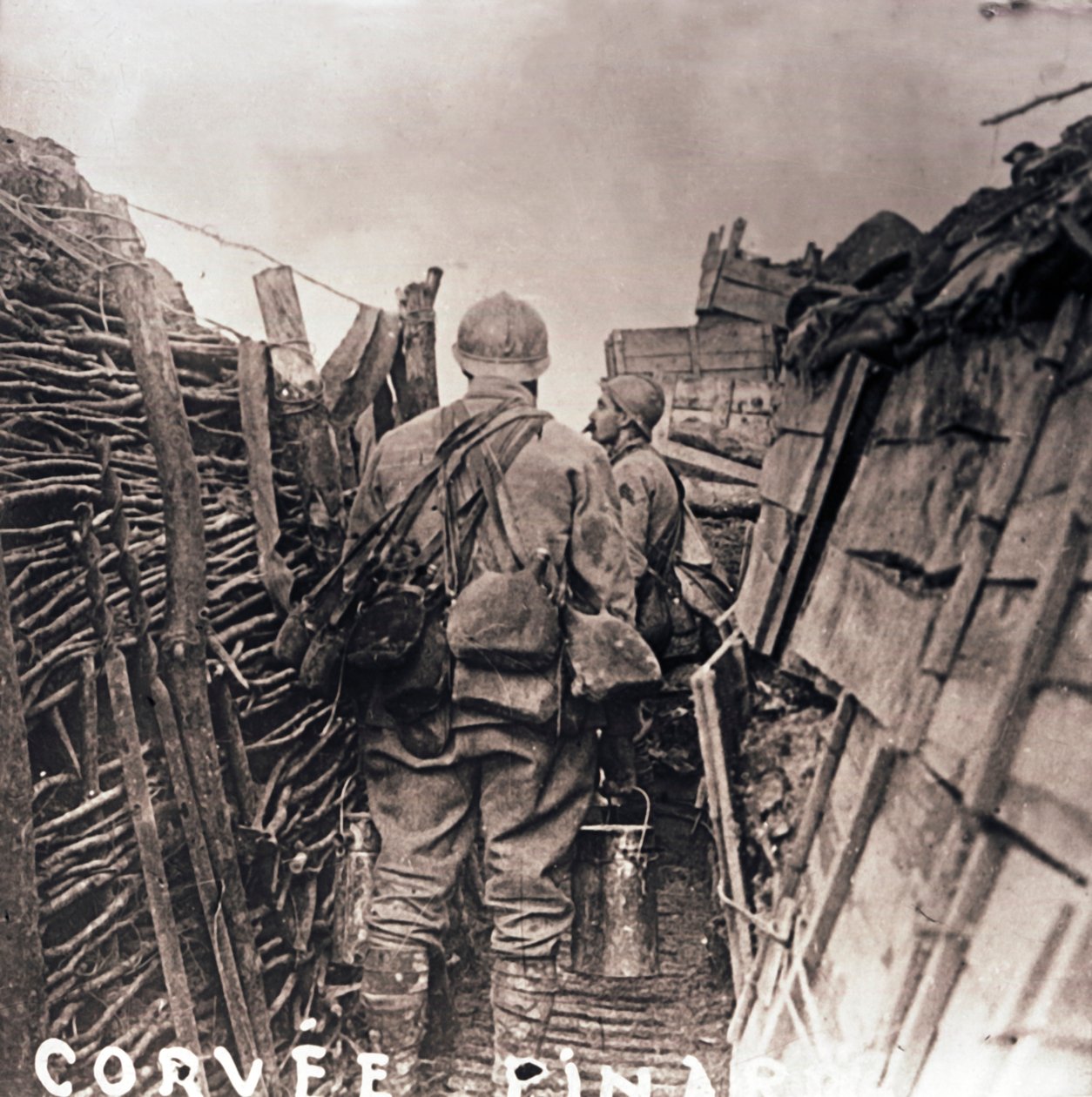 法国士兵在战trench里做饭，c1914-c1918 作者 不明