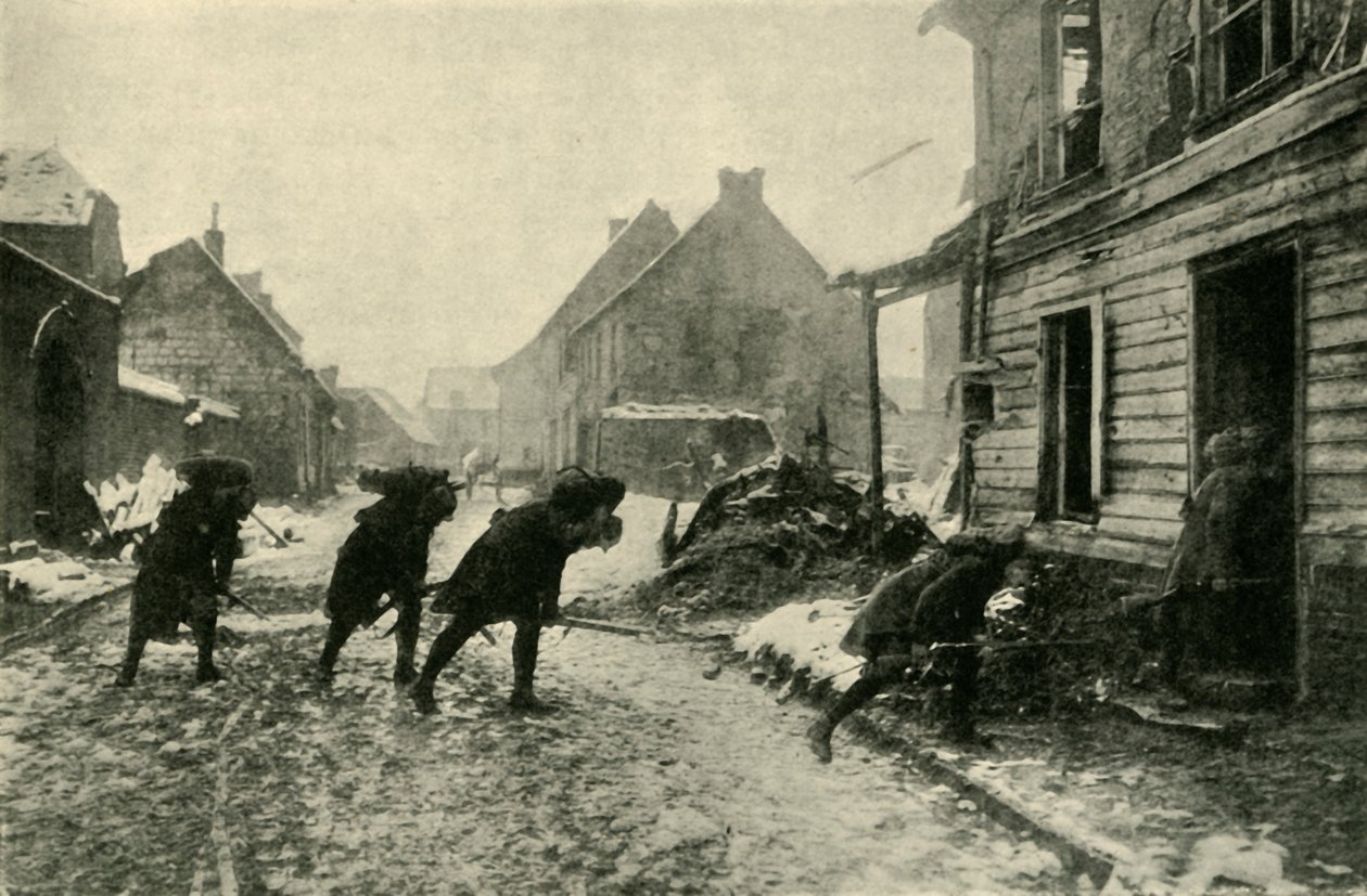 1914年至1915年，c1920年，法国军队在德国的炮火下穿越村庄的街道。 作者 不明