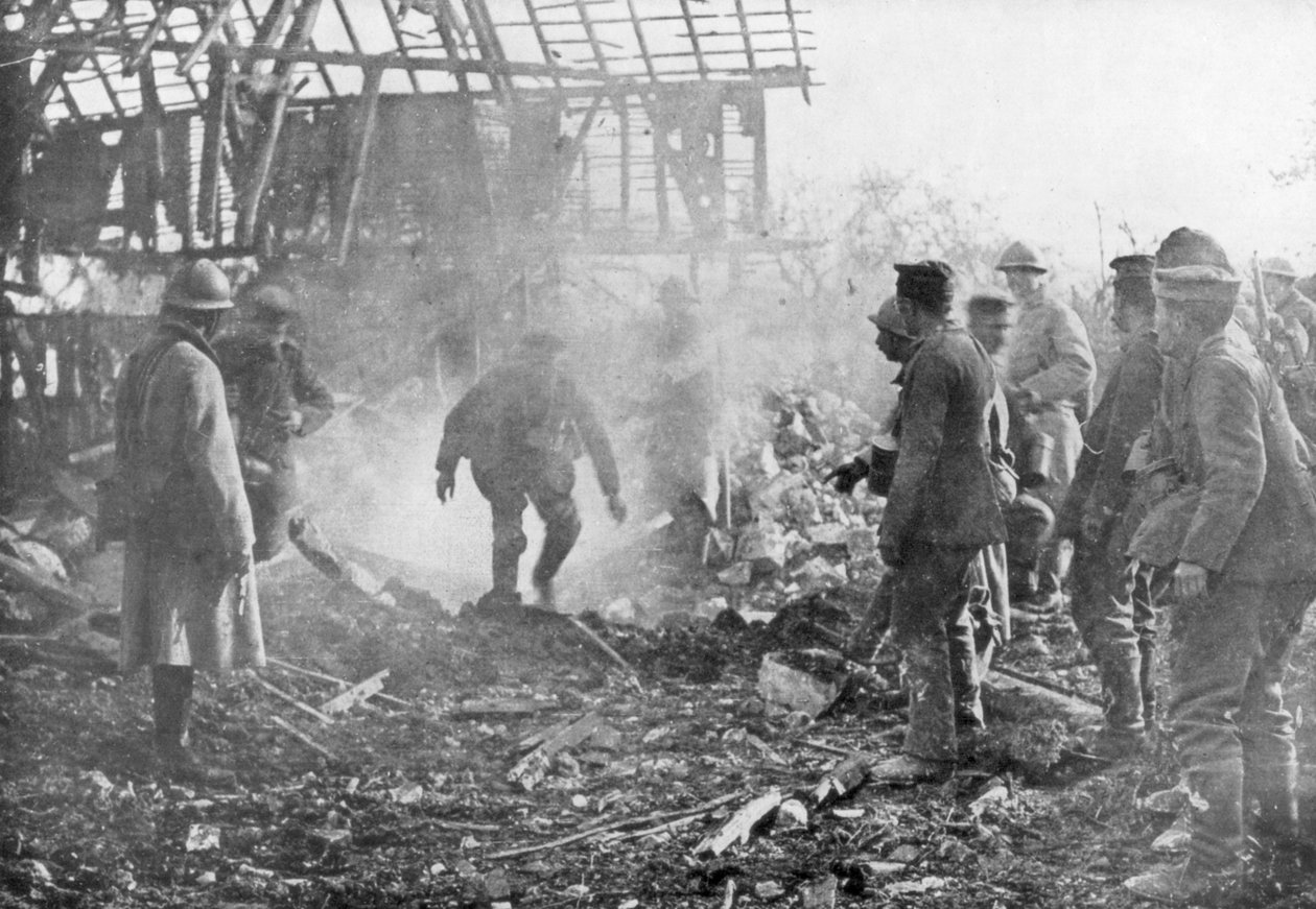 1918年，法国军队使用喷火器将德国人赶出收容所，法国坎蒂尼 作者 不明