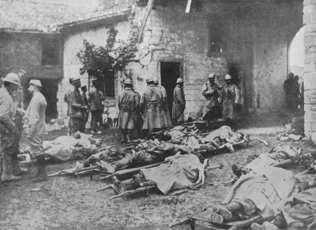 1915年，法国人在对排队后方的一个农场的袭击中被炸伤 作者 不明