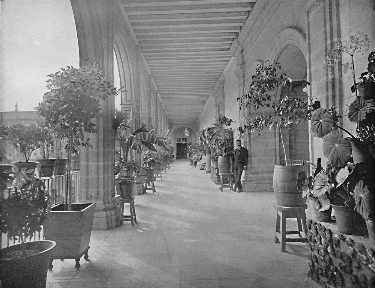墨西哥城LA Paz Vizeainas学校的画廊，建于1897年。 作者 不明