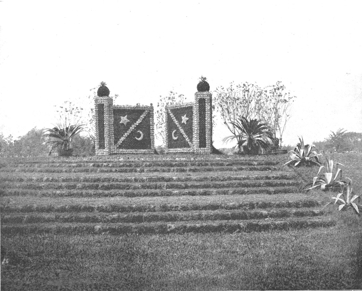 盖茨·亚哈尔（Gates Ajar），华盛顿公园，美国伊利诺伊州芝加哥，摄于1900年。 作者 不明