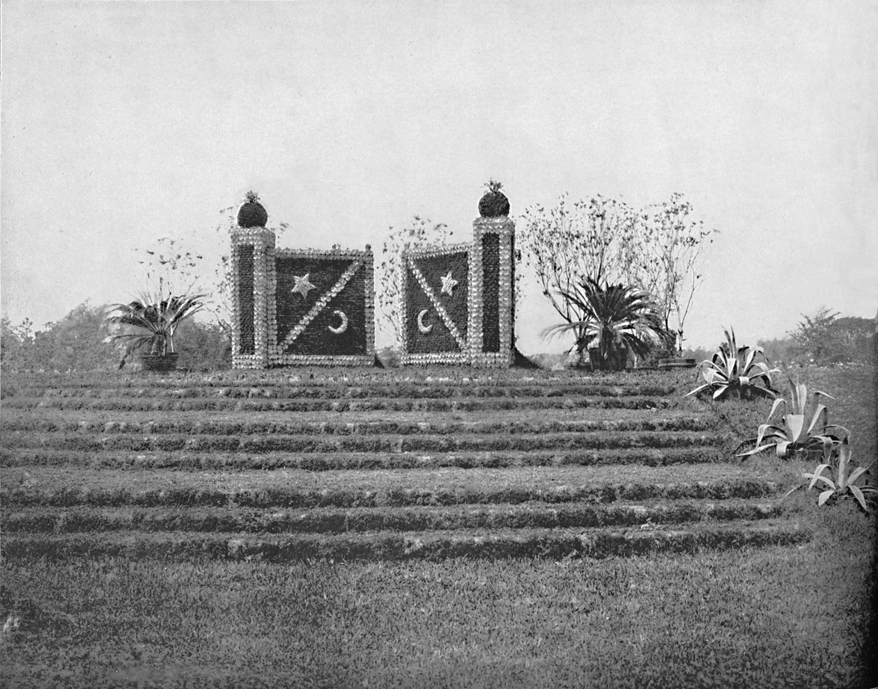 盖茨·亚哈尔（Gates Ajar），华盛顿公园，芝加哥，大约1897年。 作者 不明