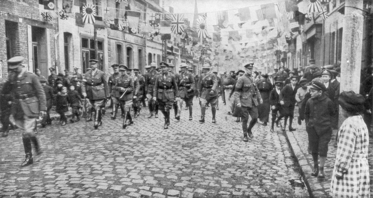 1918年10月27日，柯里将军和加拿大军队穿过解放镇 作者 不明