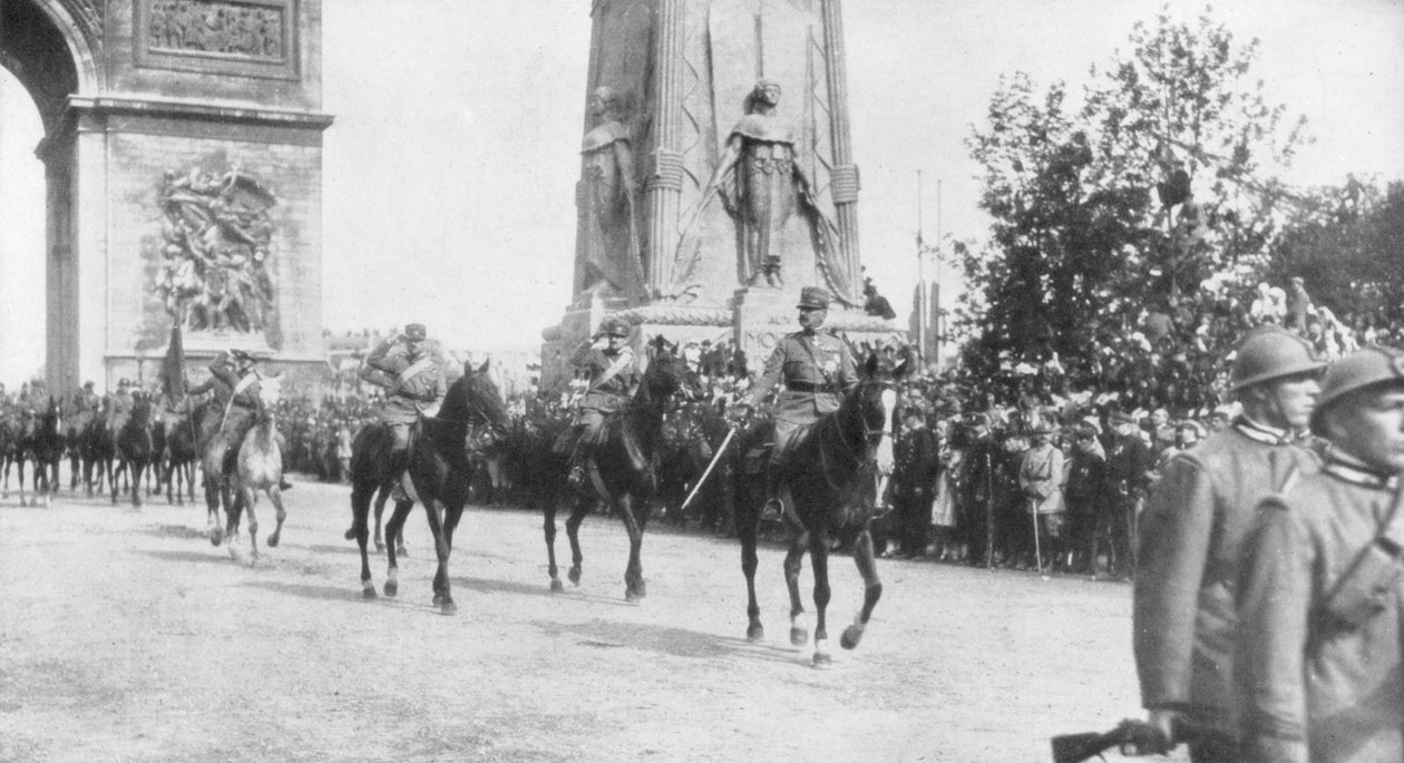 蒙托里将军和意大利军队在胜利大游行期间，法国巴黎，1919年7月14日 作者 不明