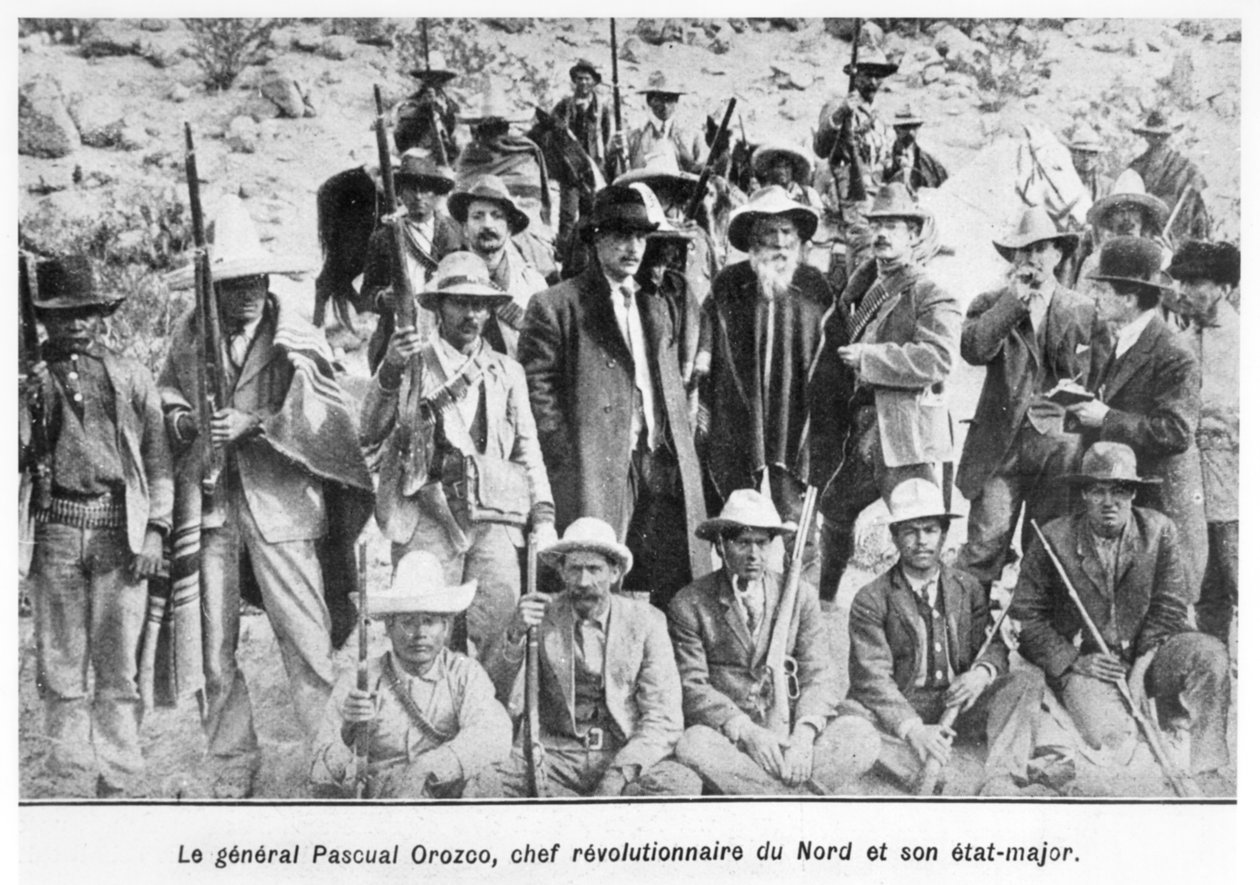 帕斯卡尔-奥罗斯科将军（1882-1915）和他的军官，1913年3月1日出版的《世界画报》的插图（黑白照片）。 作者 不明