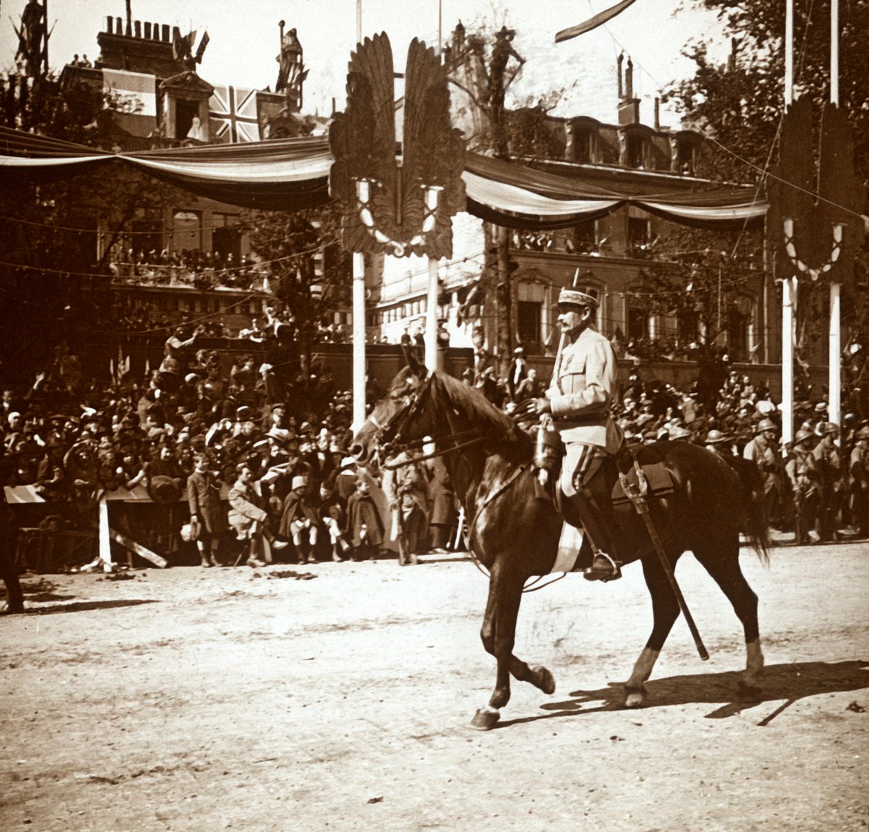图卢将军将军参加胜利大游行，法国巴黎，c1918-c1919 作者 不明