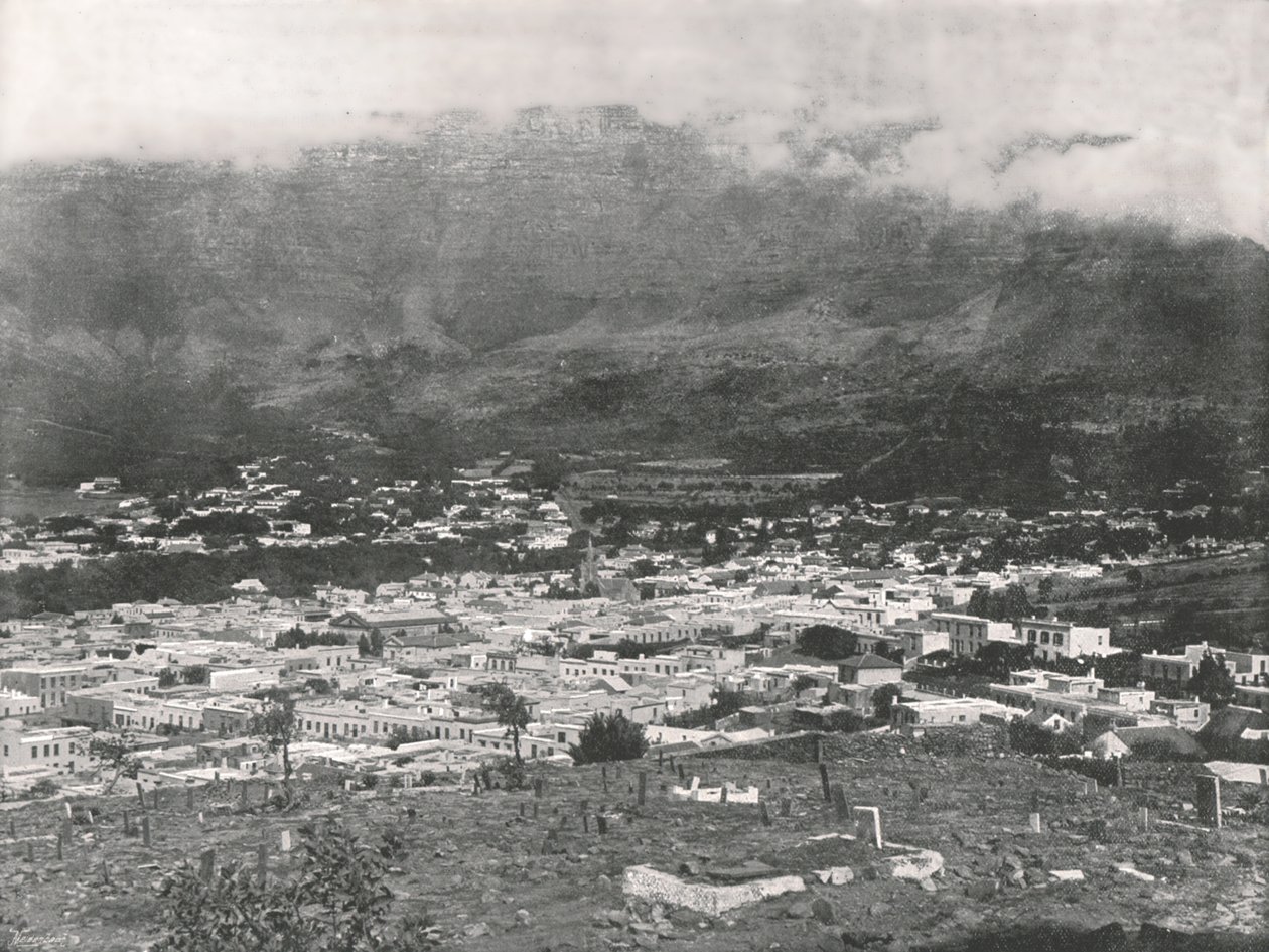 1895年，南非开普敦，这张表显示了在蒸气中缠绕的桌山的全景。 作者 不明