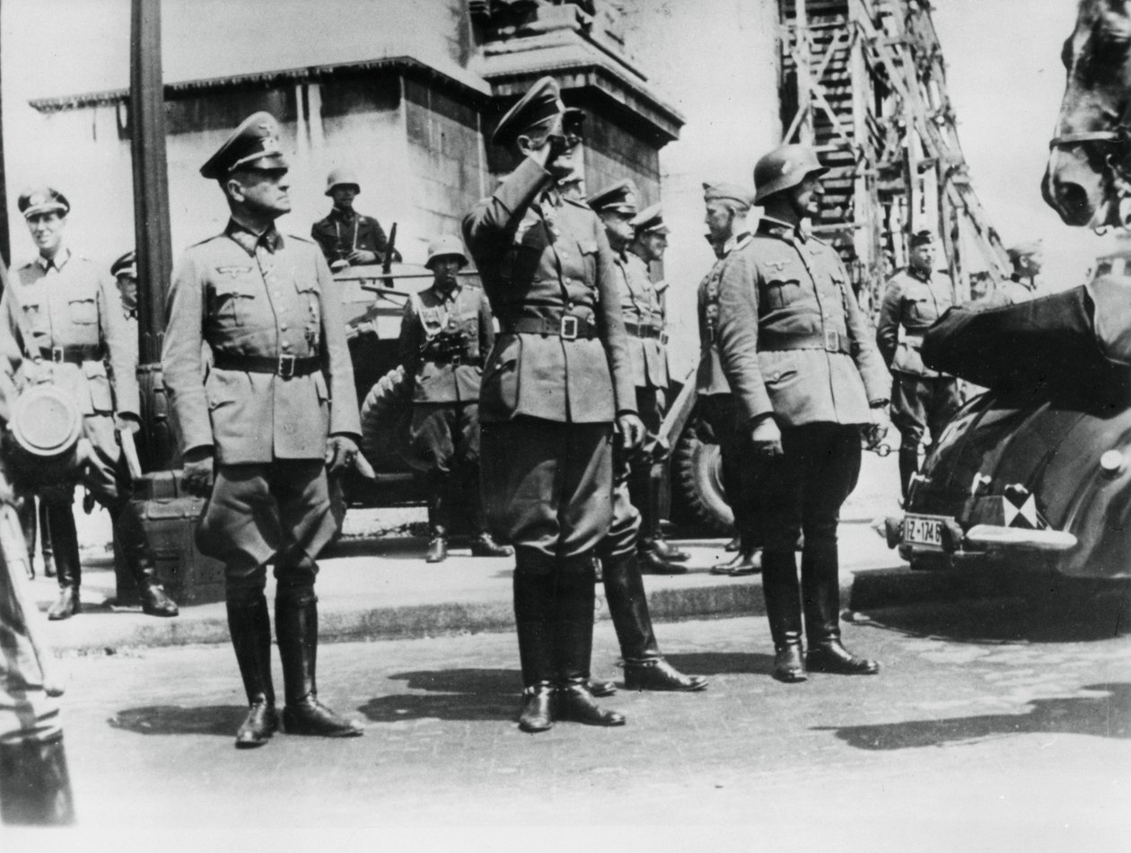 1940年6月14日，冯·博克将军向在巴黎凯旋门附近游行的德国军队致敬 作者 不明