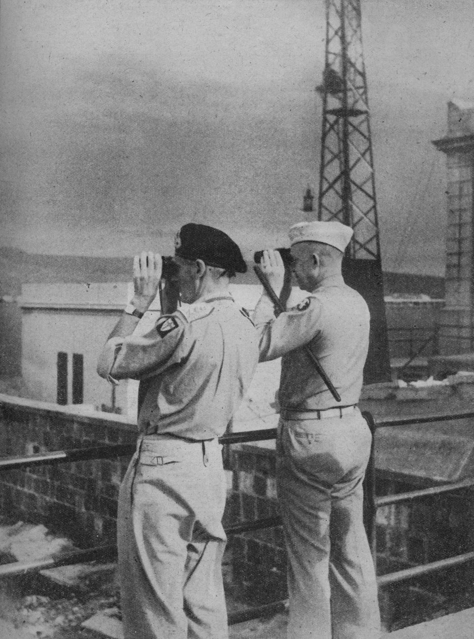 1943-44年，蒙哥马利将军和艾森豪威尔将军从意大利墨西拿的阳台上眺望 作者 不明