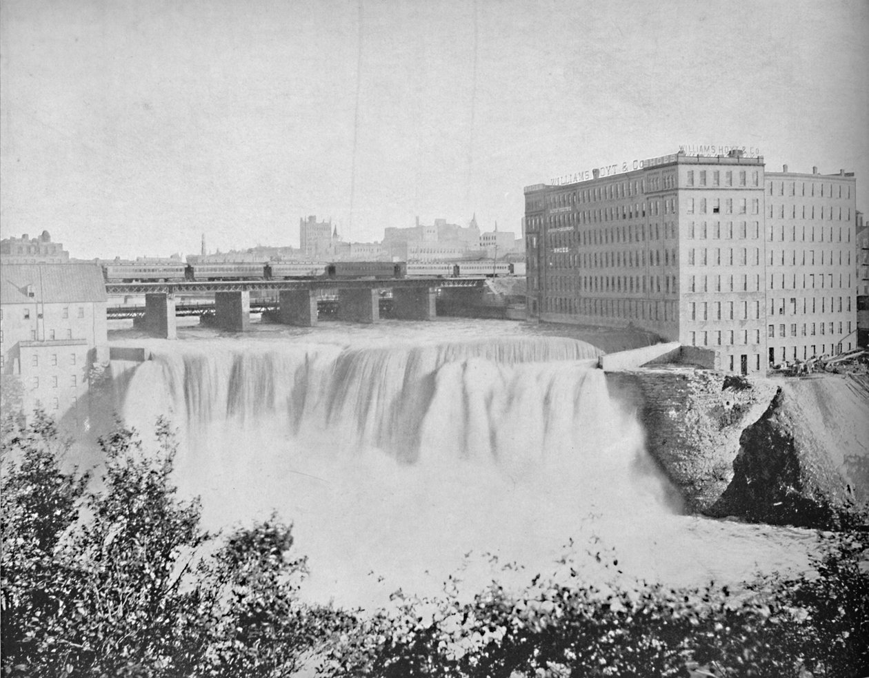 杰纳西福尔斯（Genesee Falls），纽约州罗彻斯特市（c1897）。 作者 不明
