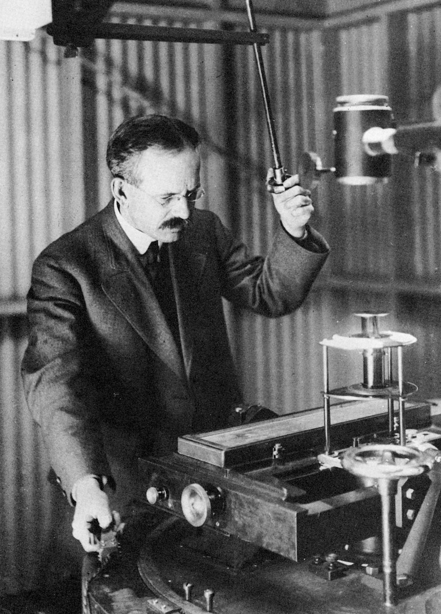 乔治·埃勒里·黑尔（George Ellery Hale）1868-1938年，美国天文学家，观察黑子，1907年 作者 不明