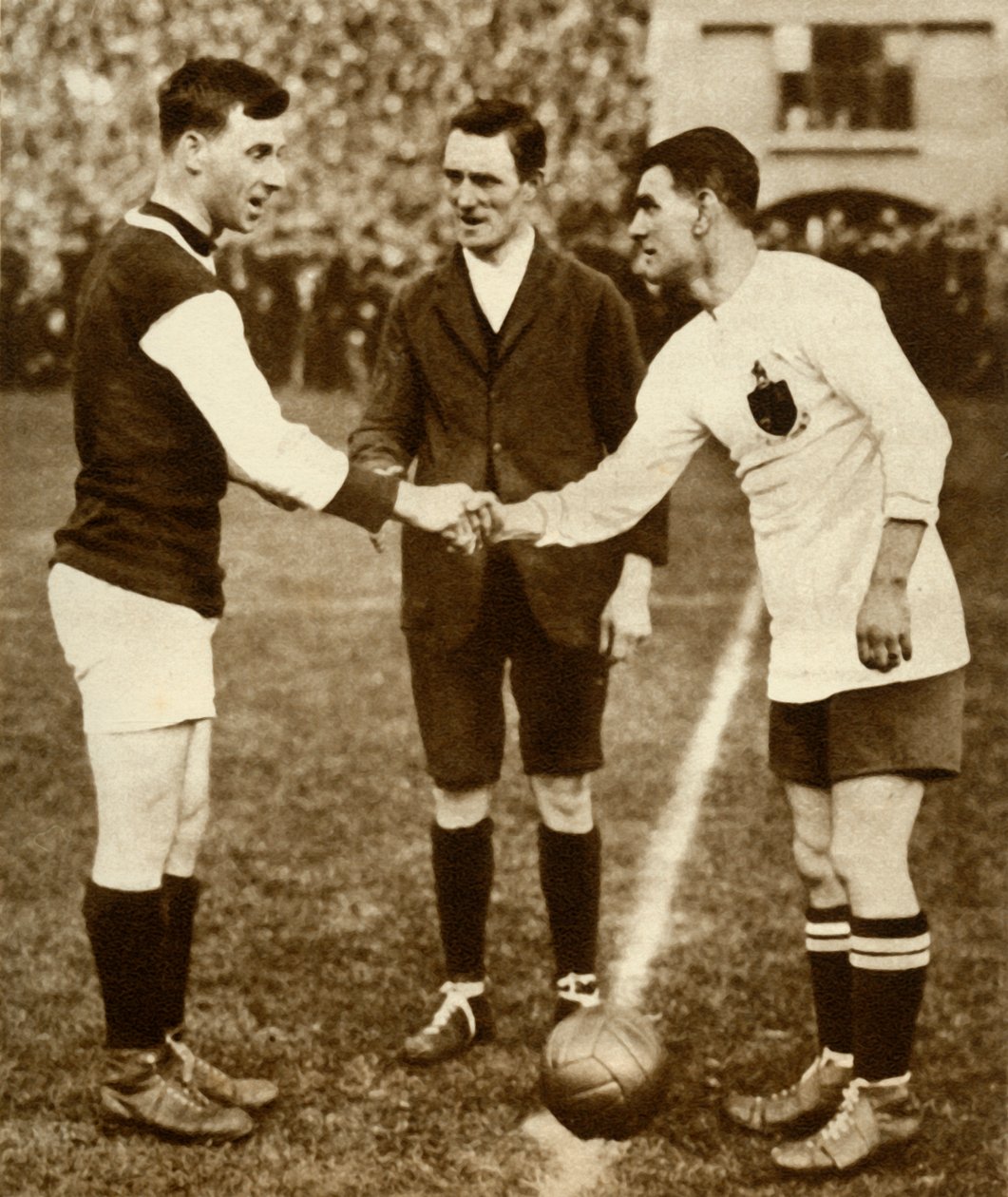 乔治·凯（George Kay）和乔·史密斯（Joe Smith），在1923年至1935年在伦敦温布利球场举行的足总杯决赛前开球。 作者 不明