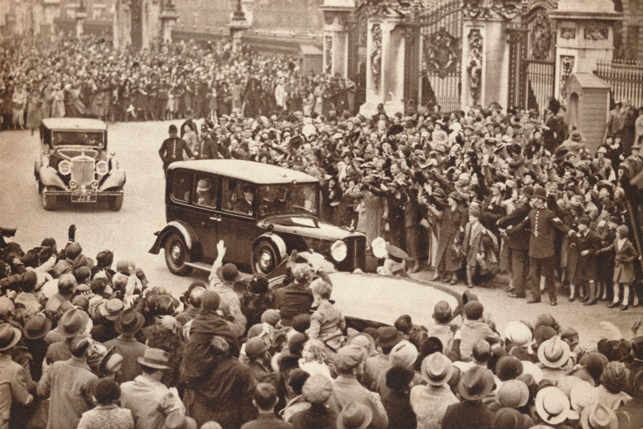 1937年，乔治六世和伊丽莎白女王离开白金汉宫前往温莎度假 作者 不明