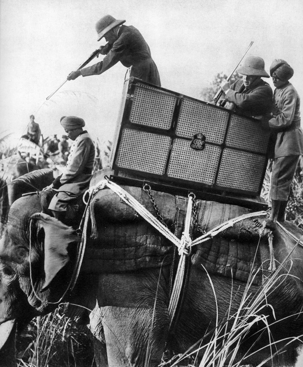 乔治五世（George V）在1911年，1935年在印度射击老虎 作者 不明