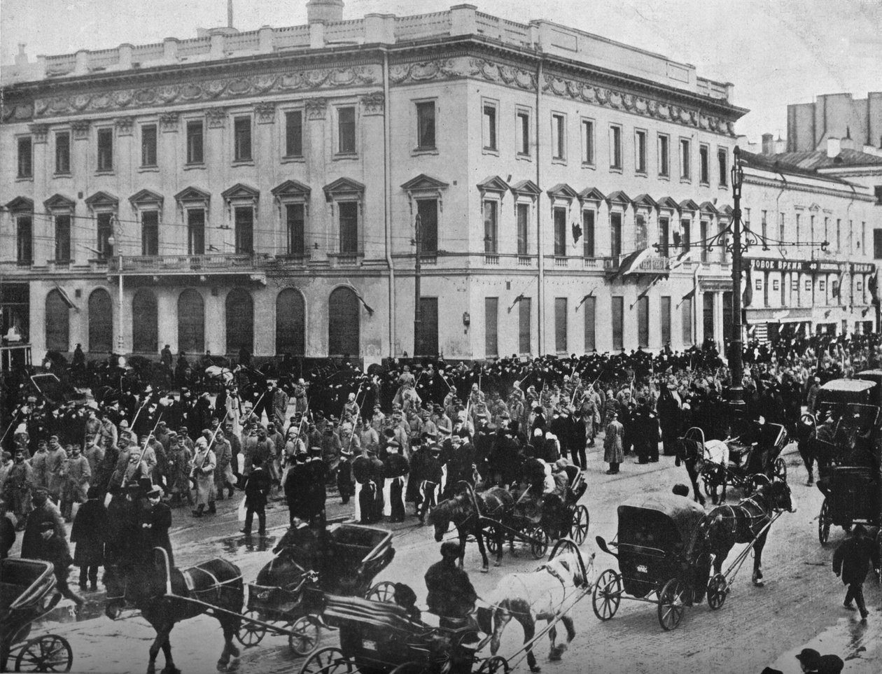 1915年，德国和奥地利囚犯在彼得格勒的大街上游行 作者 不明