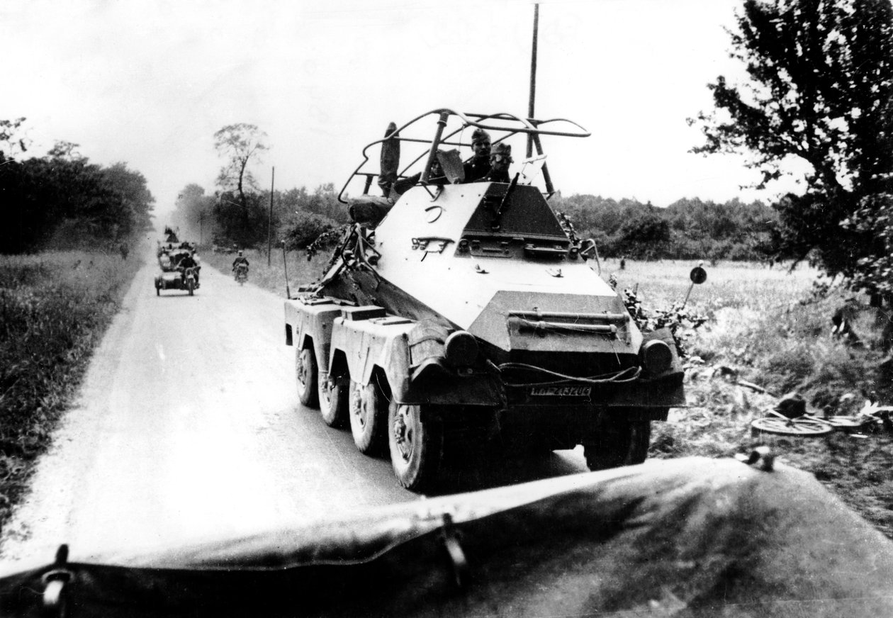1940年5月至6月在巴黎前进的德国装甲车 作者 不明