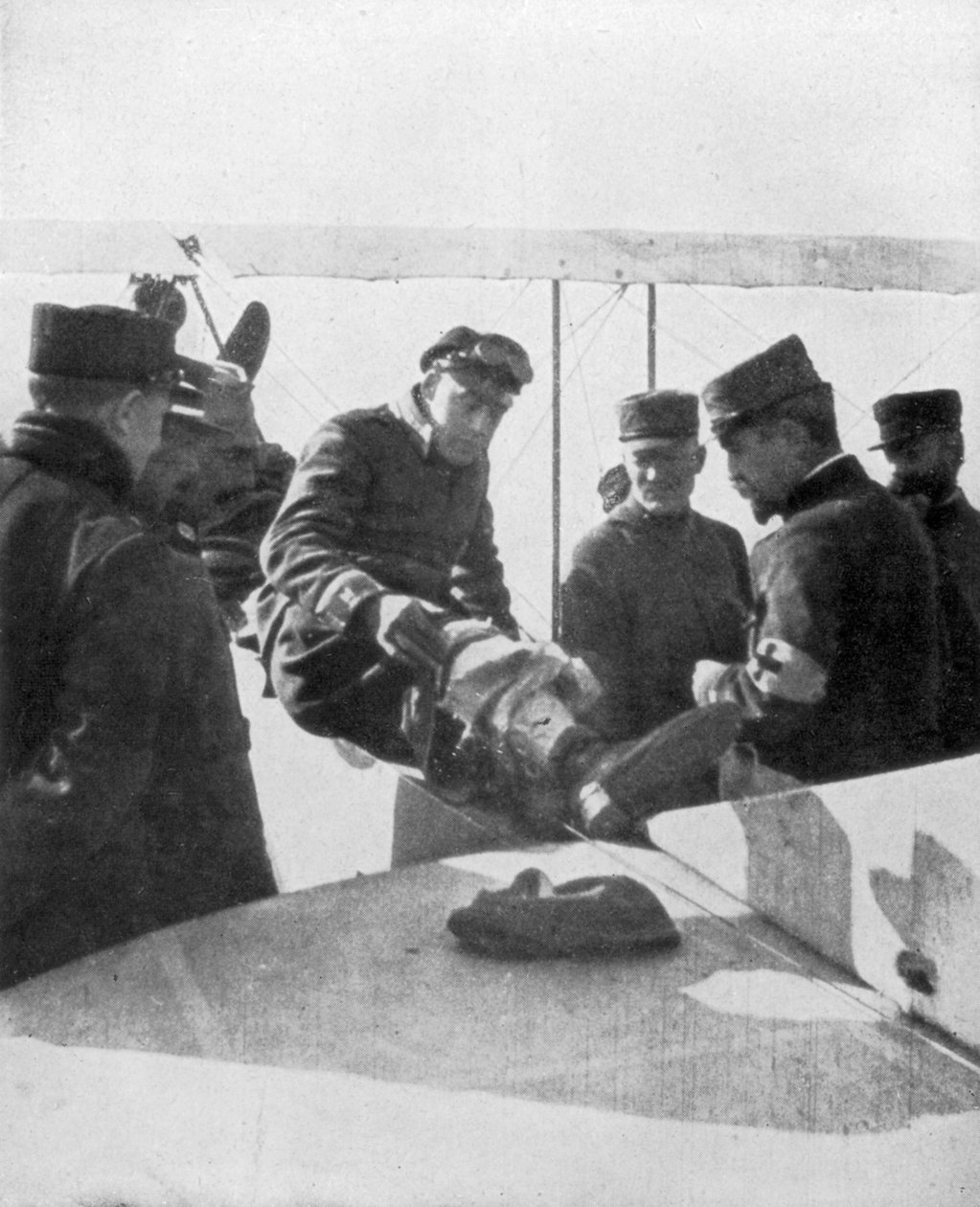 法国飞行员让·纳瓦拉（Jean Navarre）击落德国飞行员，1916年 作者 不明