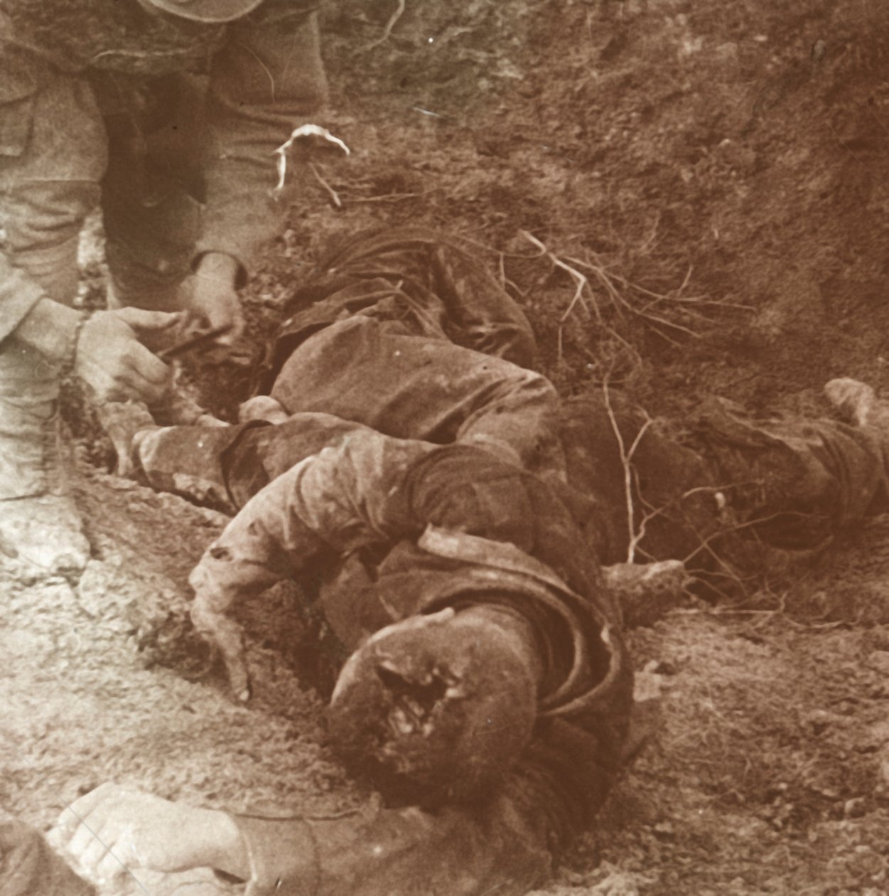 1915年法国北部香槟，德国人的尸体 作者 不明