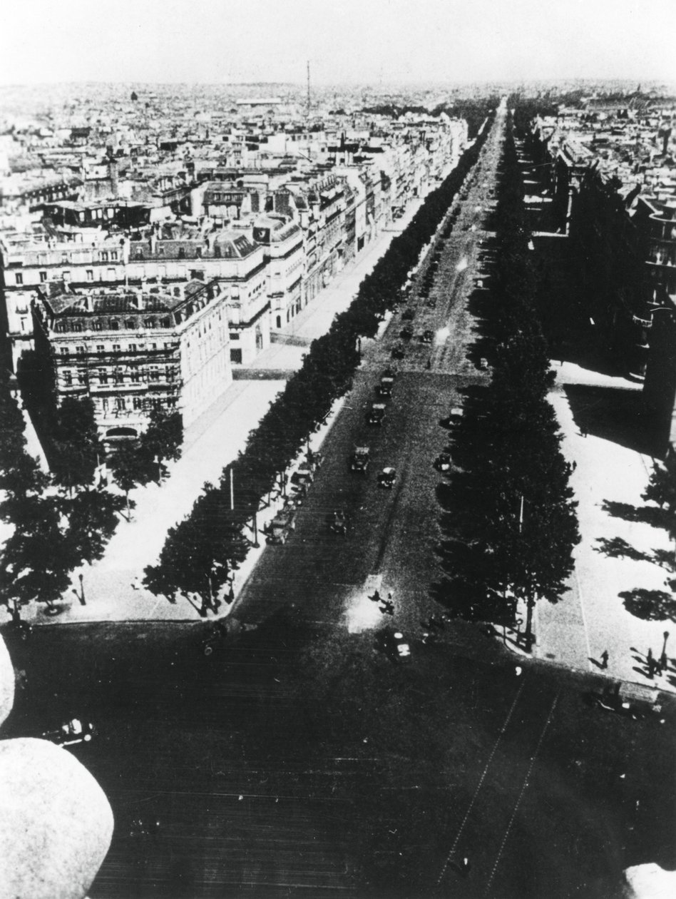 1940年6月14日，德军在巴黎香榭丽舍大街上游行 作者 不明