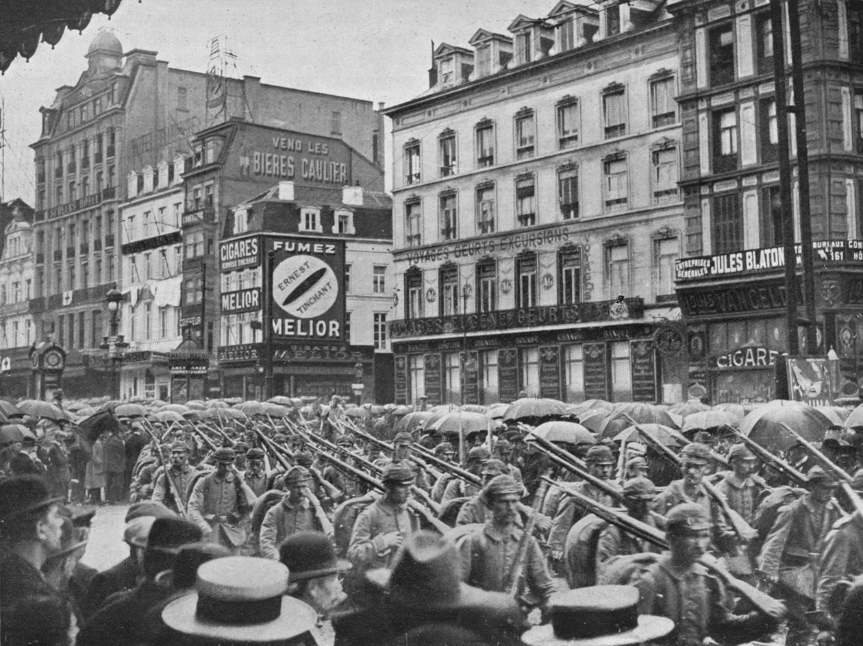 1914年，德国步兵在雨中进入布鲁塞尔 作者 不明