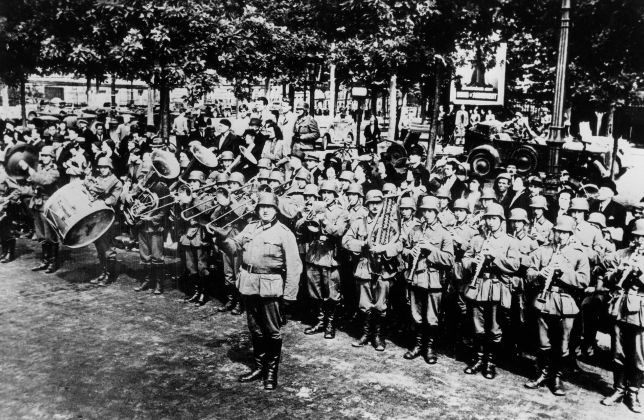 1940年6月，法国军事乐队在巴黎广场广场游行 作者 不明